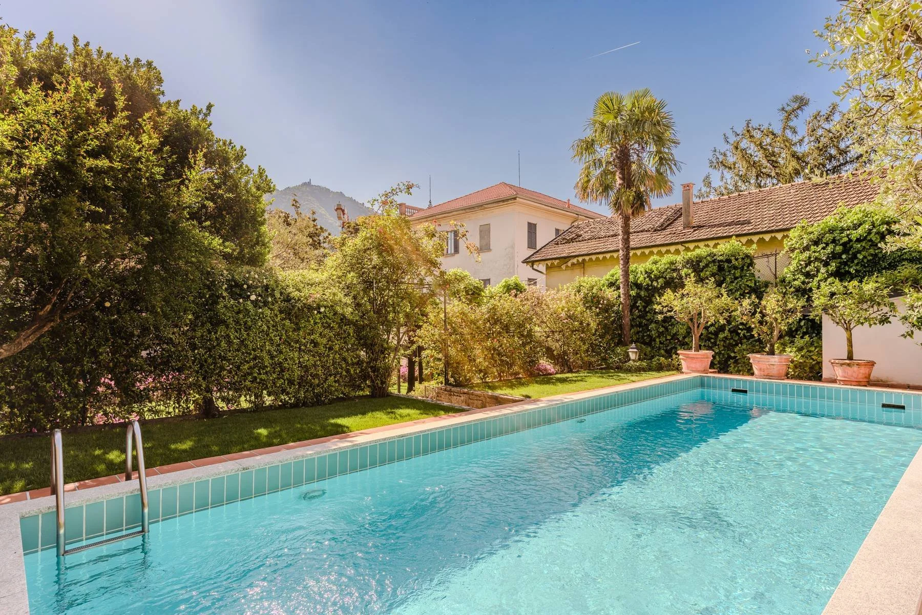 francis-york-private-villa-steps-from-villa-deste-cernobbio-lake-como-Concorso-dEleganza-italy-sothebys-international-realty-32.jpg