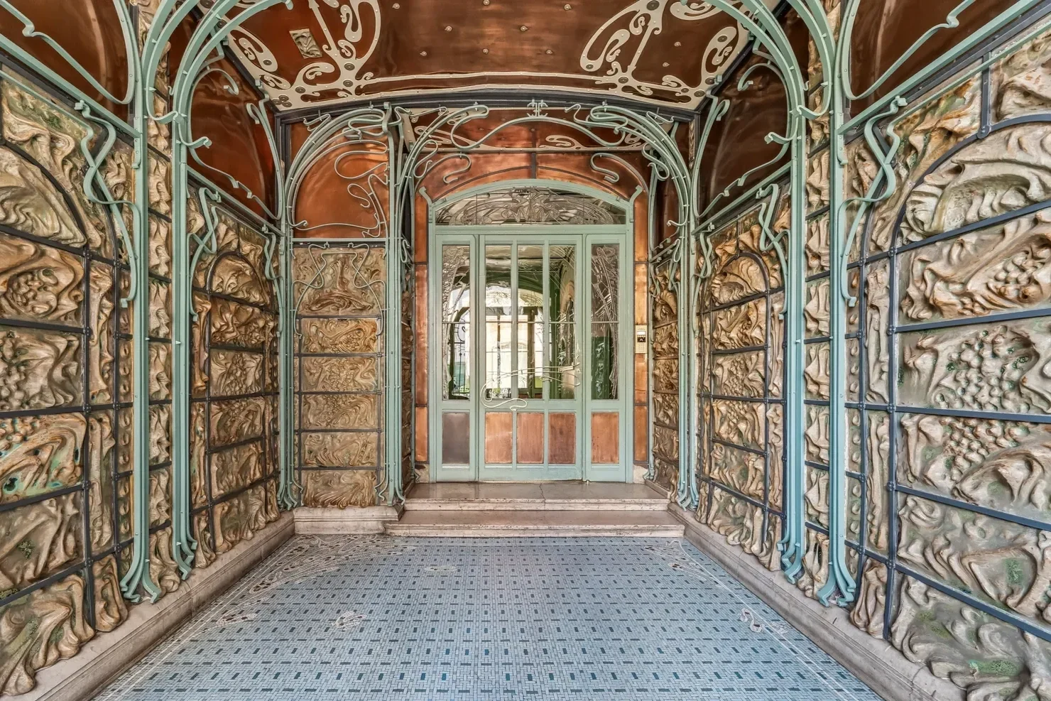 A Restored Paris Apartment Inside an Art Nouveau Building by the Architect Behind the City’s Métro Entrances
