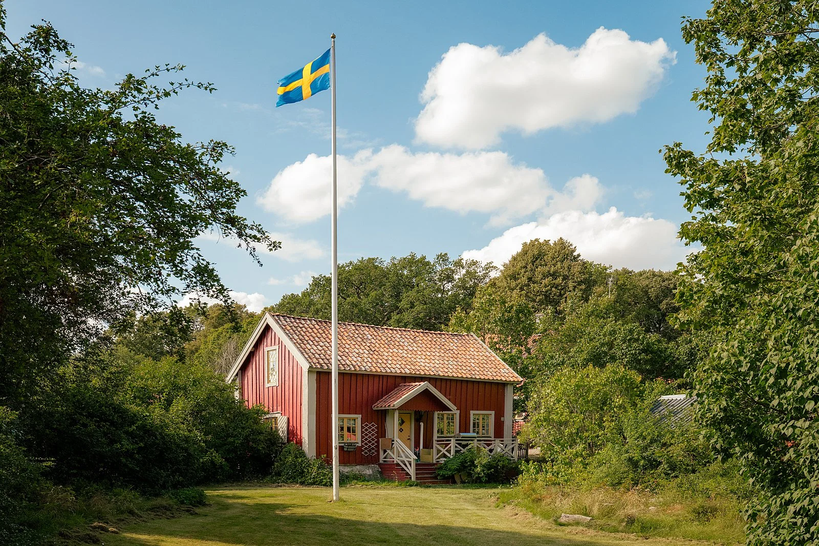 francis-york-lakefront-swedish-farmhouse-equestrian-estate-near-stockholm-11.jpeg
