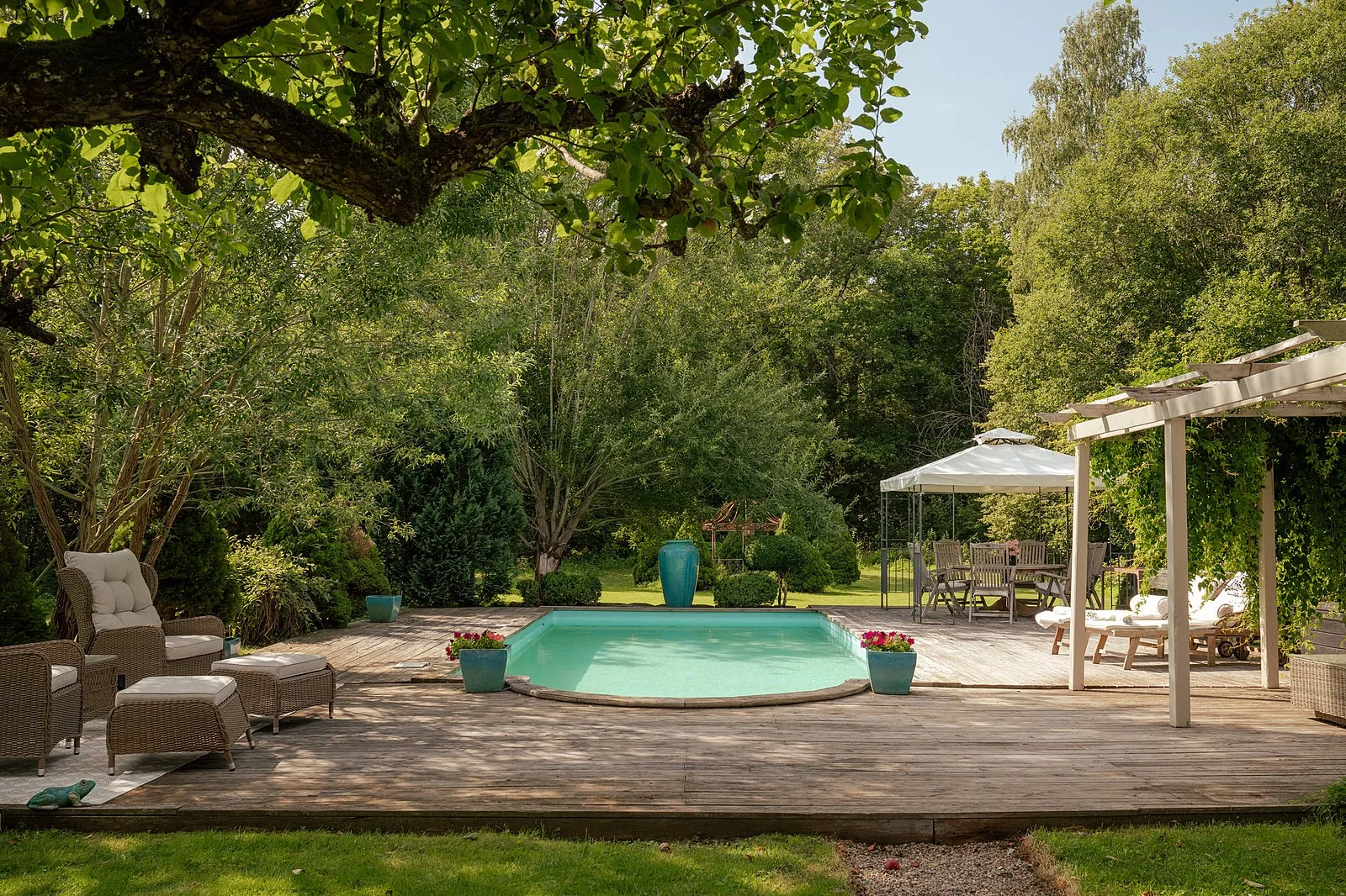 francis-york-lakefront-swedish-farmhouse-equestrian-estate-near-stockholm-8.jpeg