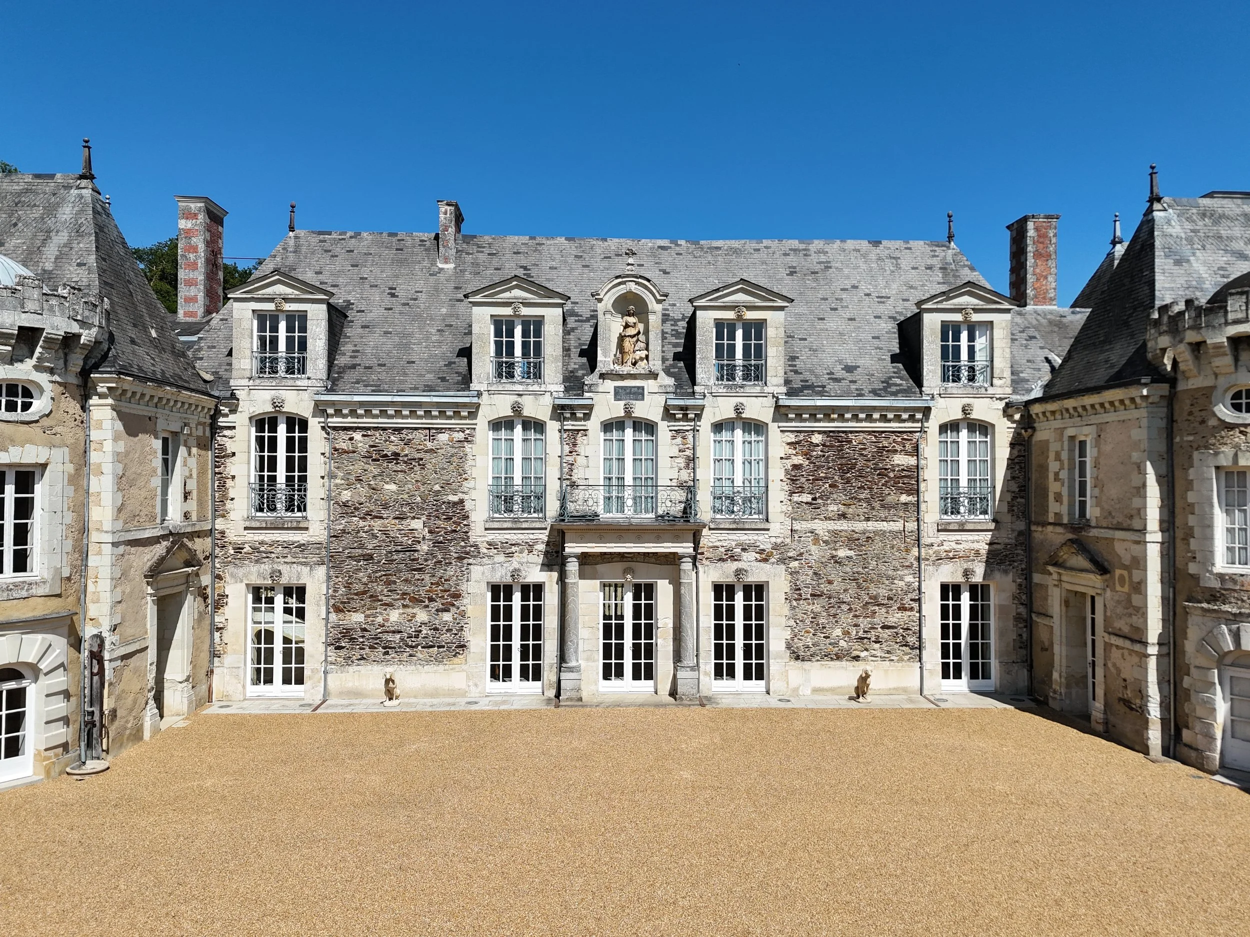 francis-york-anjou-chateau-kings-horses-denniel-immobilier-1.JPG