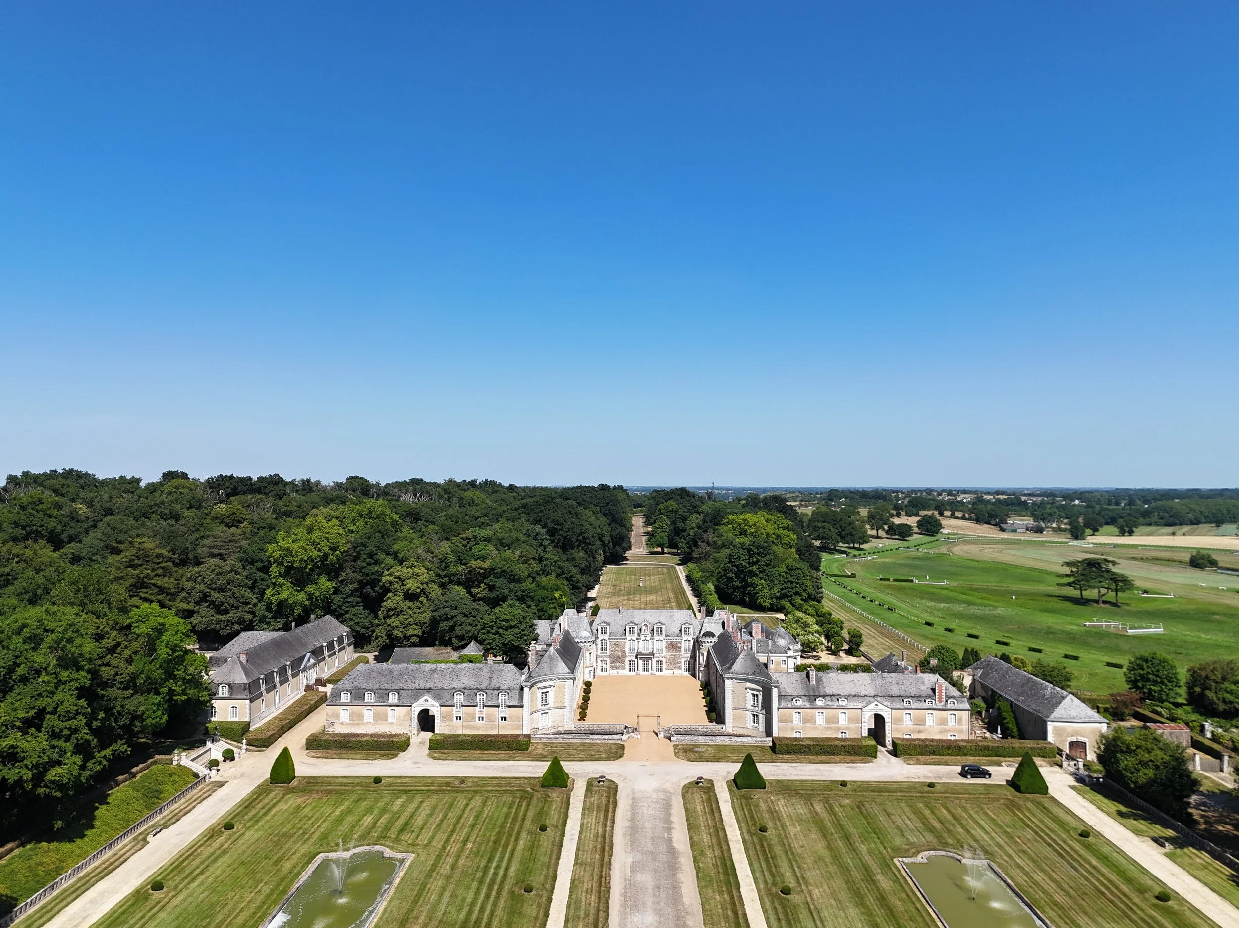 francis-york-anjou-chateau-kings-horses-denniel-immobilier-3.png