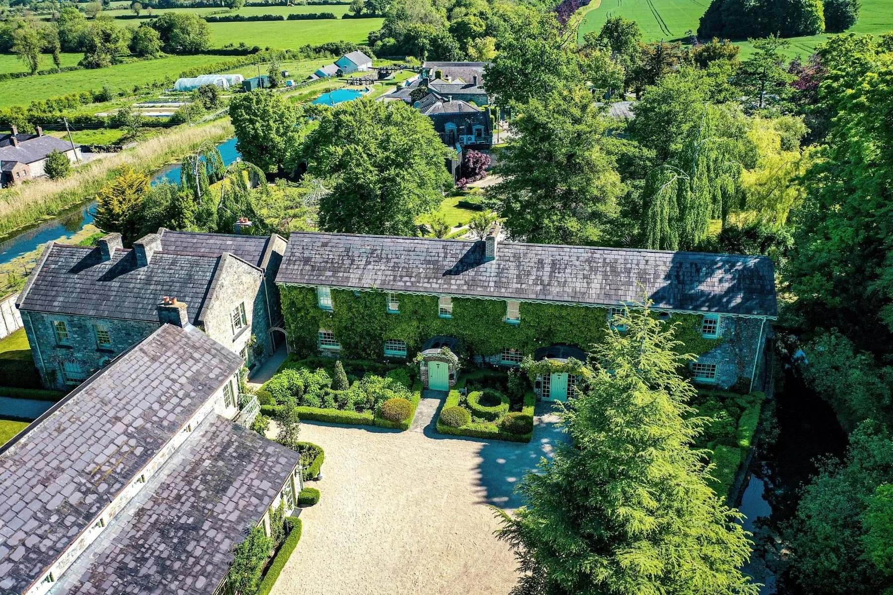 irish-village-restored-by-ryanair-founder-tony-ryan-20-million-4.jpeg