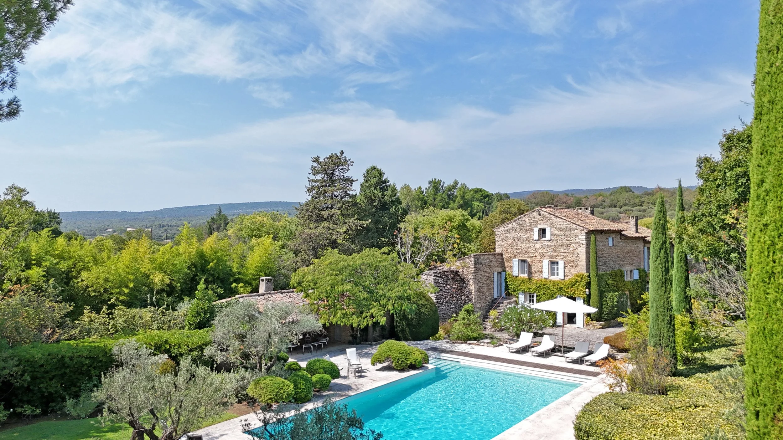 A Restored Provençal Farmhouse Minutes From Gordes Asks €2.8 Million