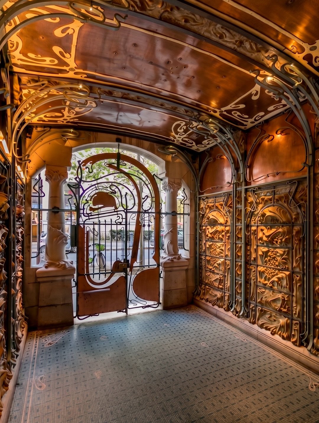 francis-york-restored-paris-apartment-art-nouveau-building-14.jpeg