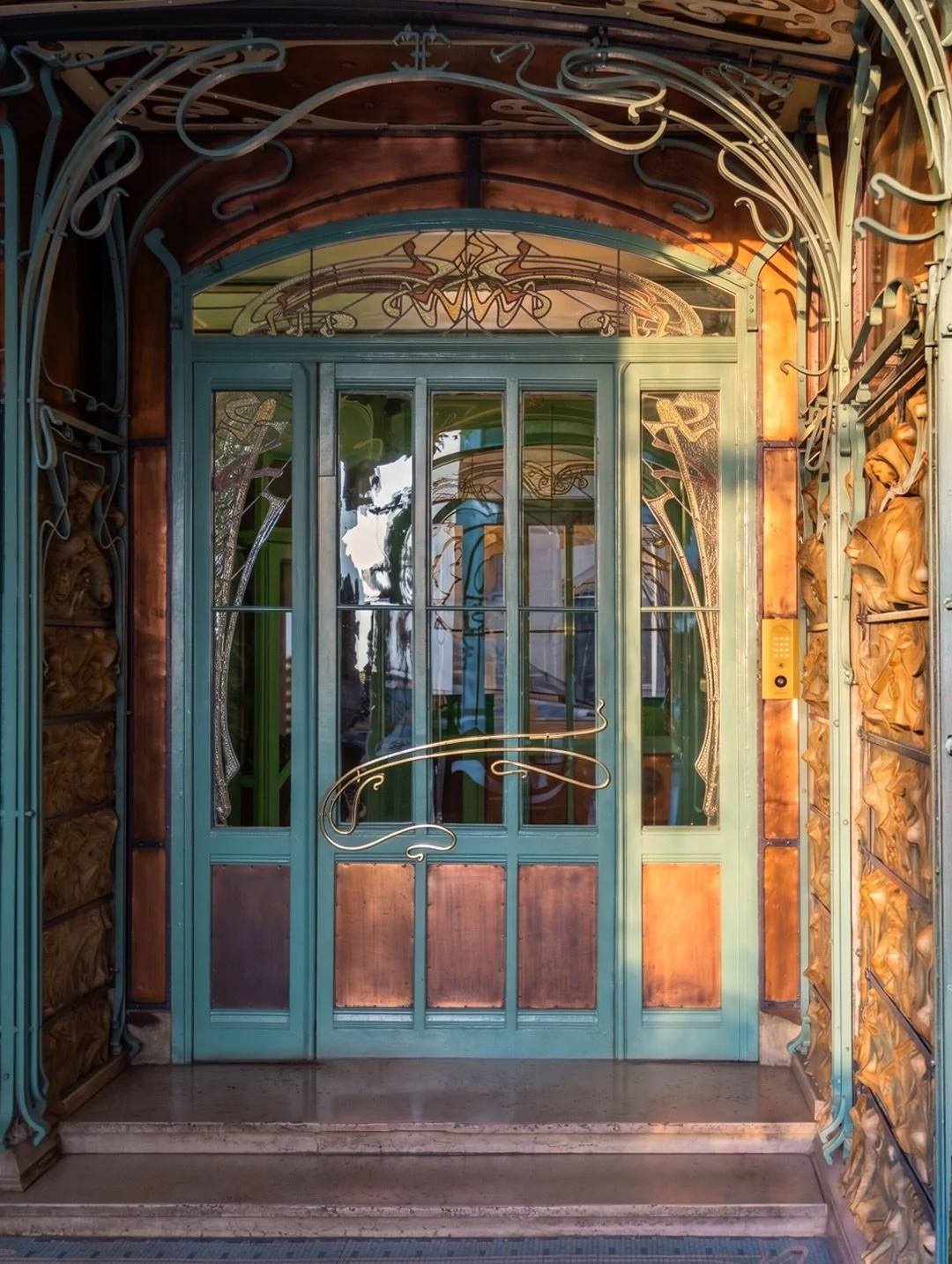 francis-york-restored-paris-apartment-art-nouveau-building-10.jpeg