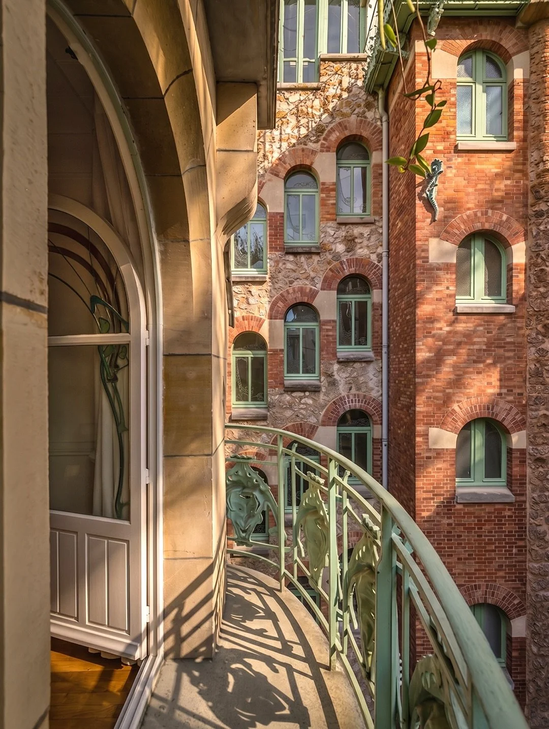 francis-york-restored-paris-apartment-art-nouveau-building-28.jpeg