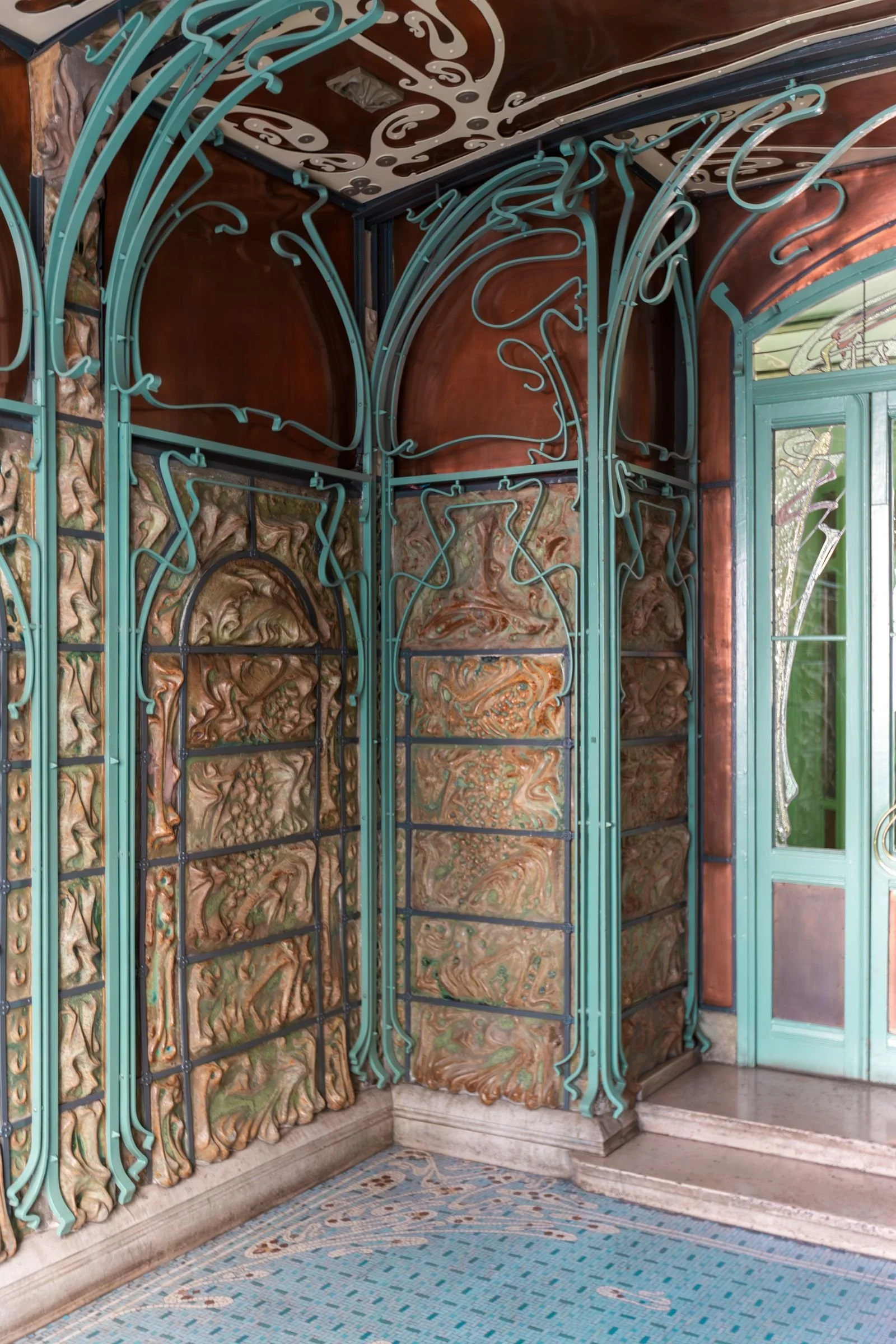 francis-york-restored-paris-apartment-art-nouveau-building-8.webp