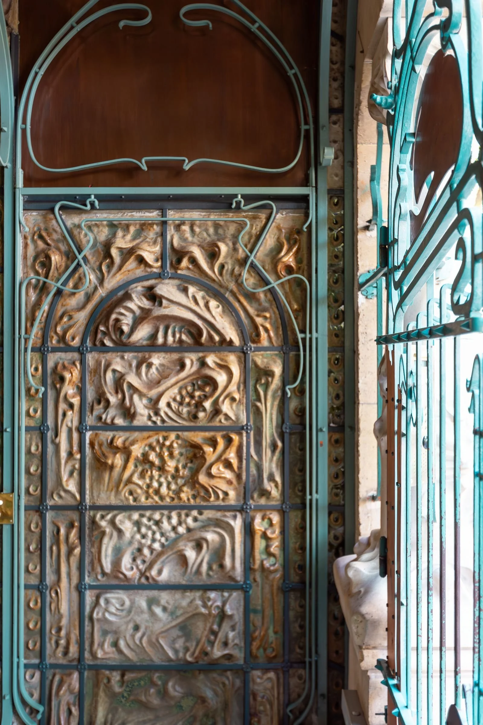 francis-york-restored-paris-apartment-art-nouveau-building-3.webp
