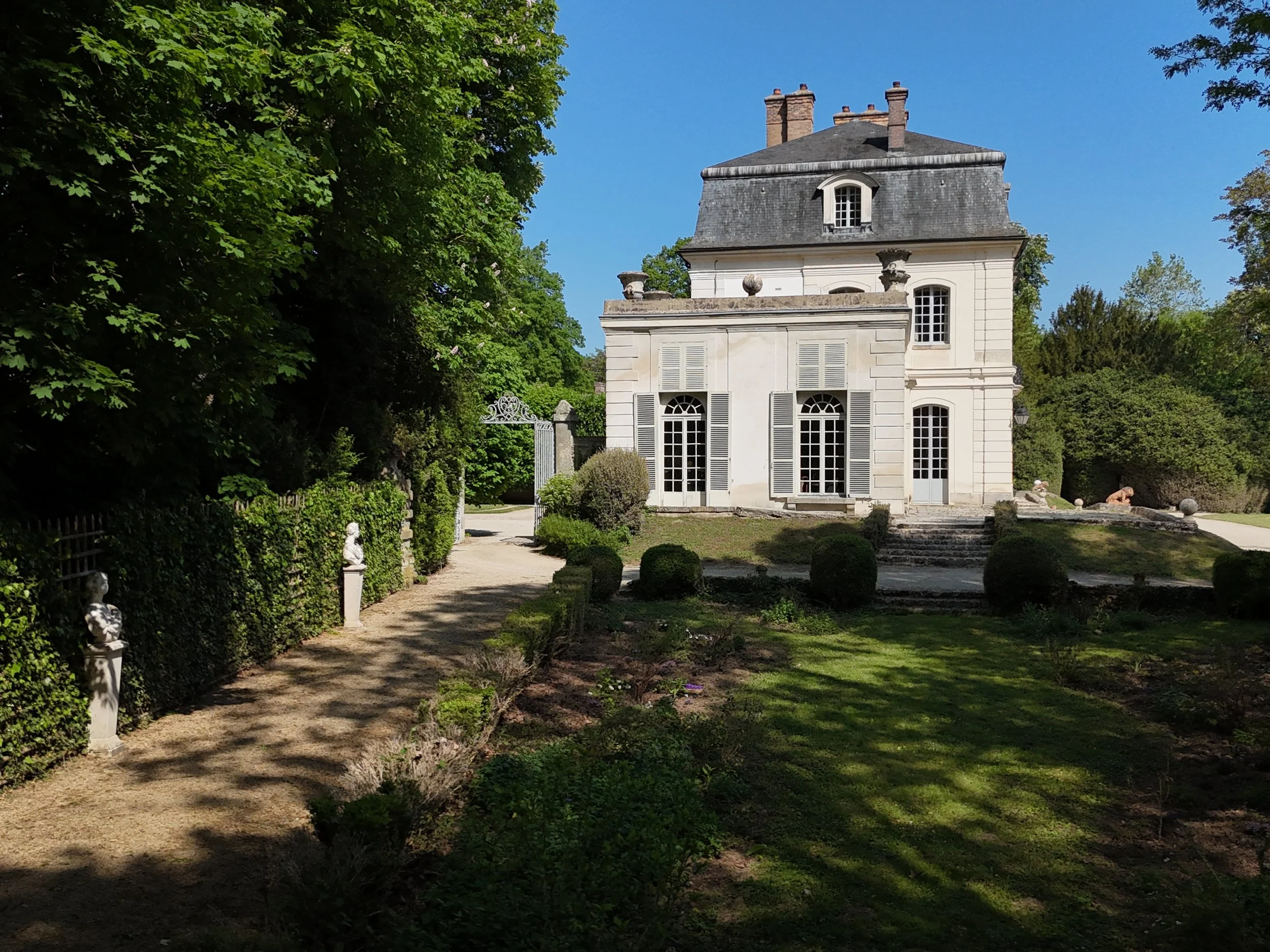 francis-york-18th-century-chateau-60km-from-paris-13.JPG