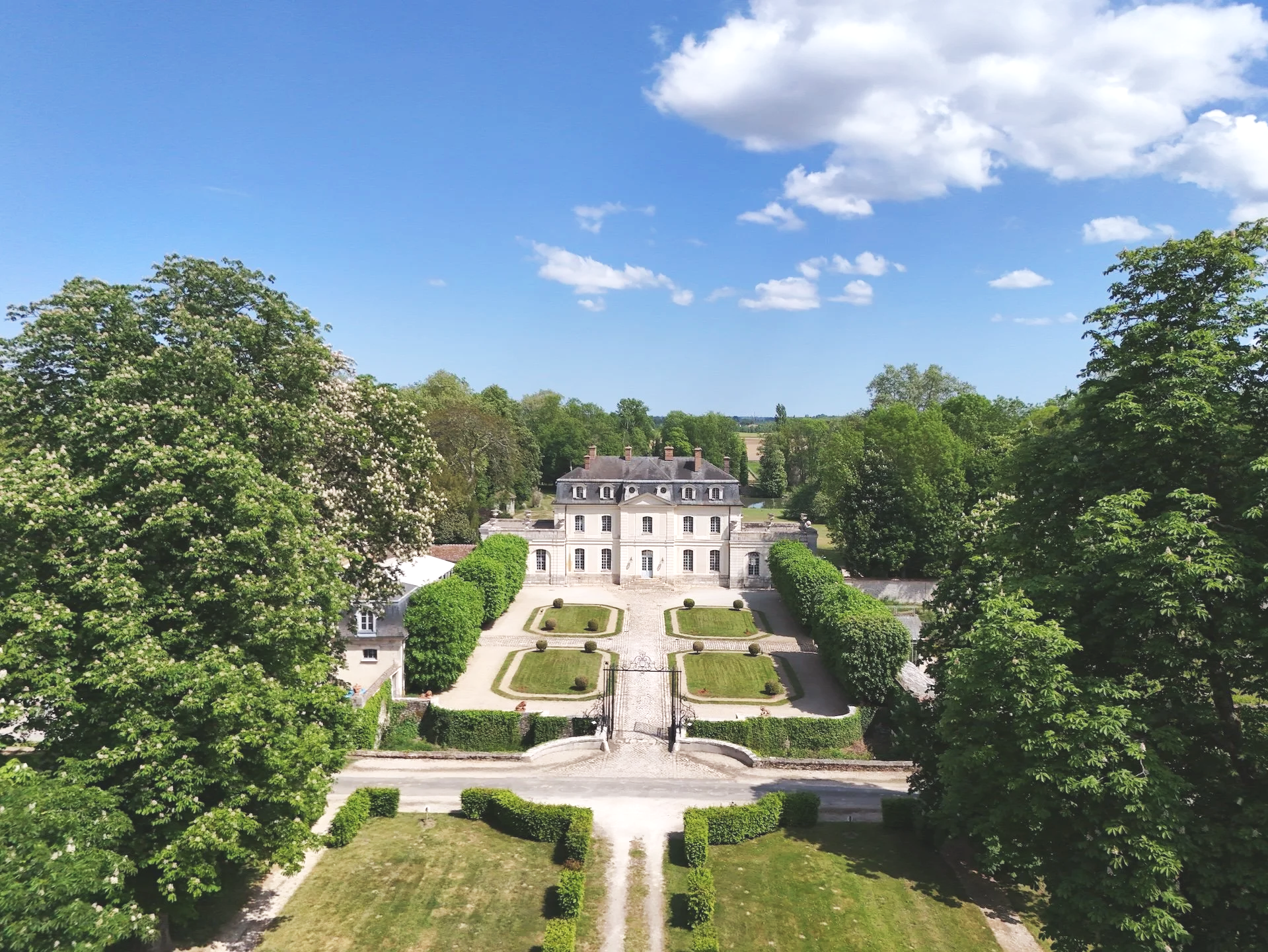 francis-york-18th-century-chateau-60km-from-paris-18.png