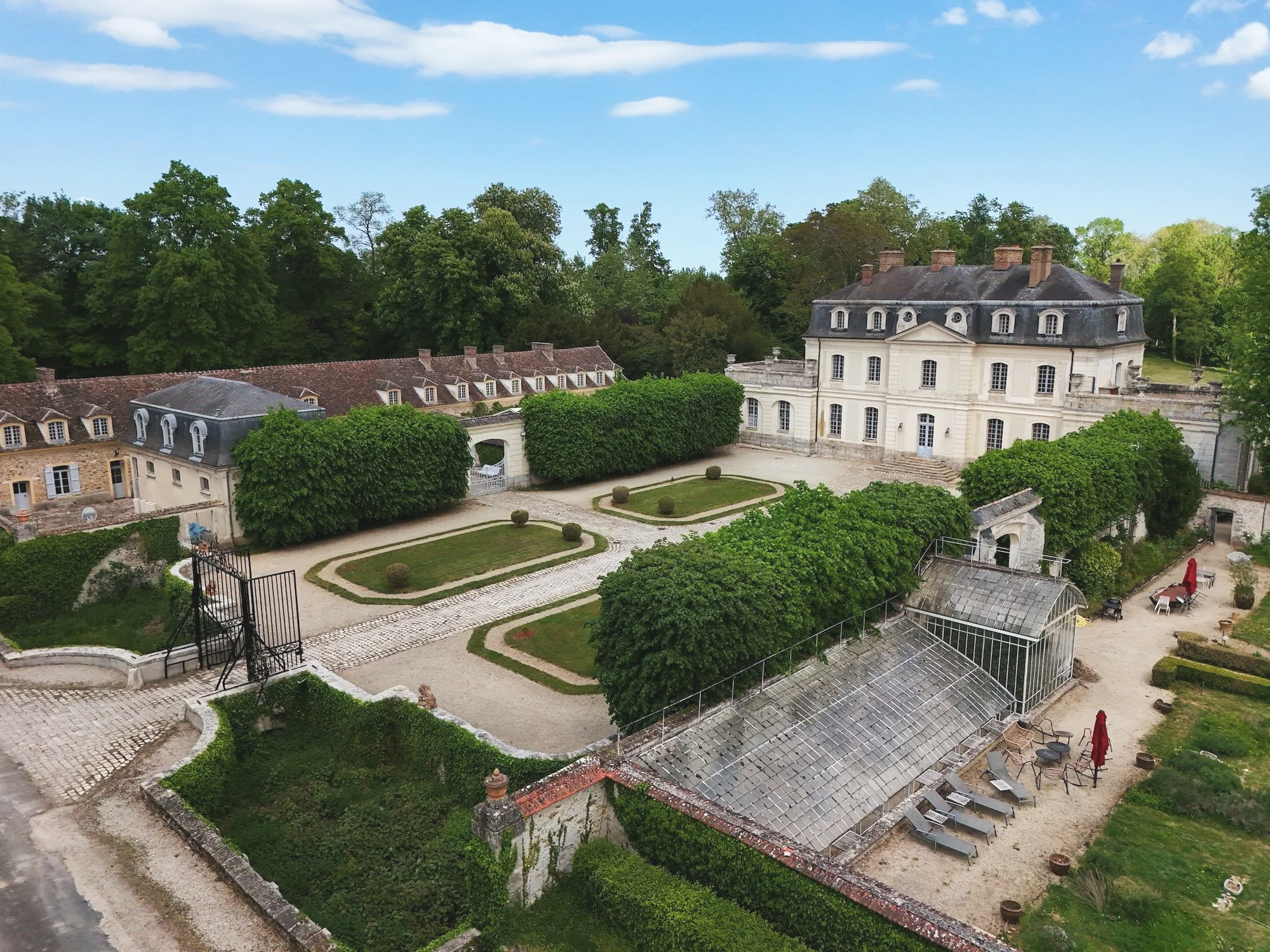 francis-york-18th-century-chateau-60km-from-paris-41.png