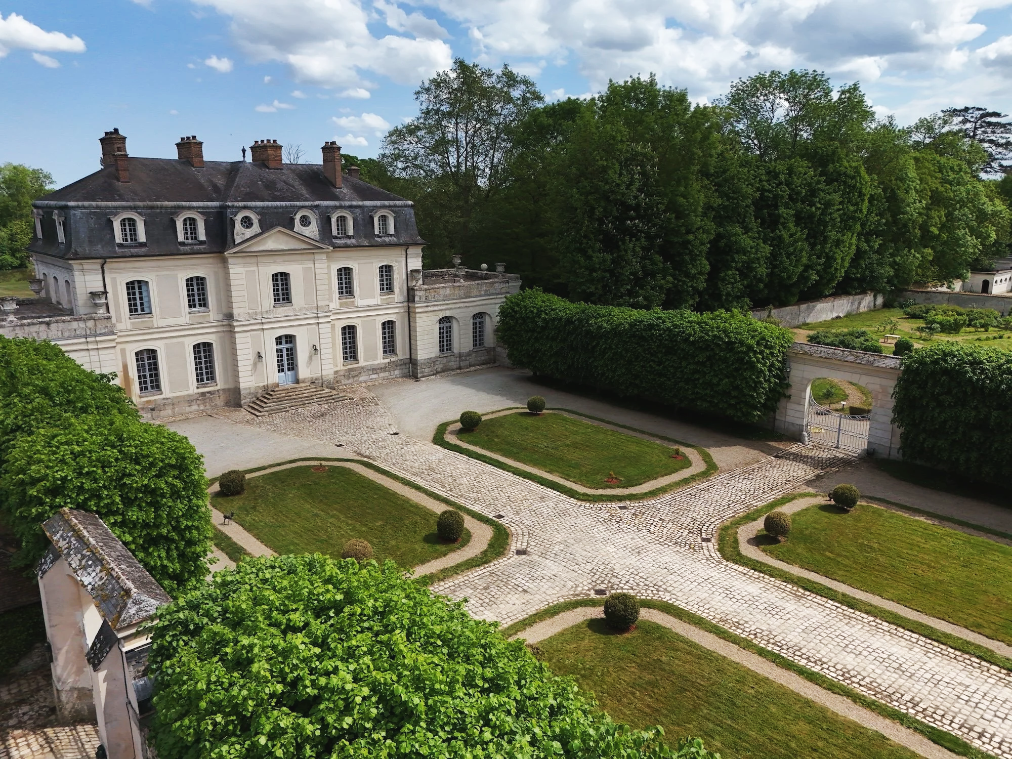 francis-york-18th-century-chateau-60km-from-paris-31.png