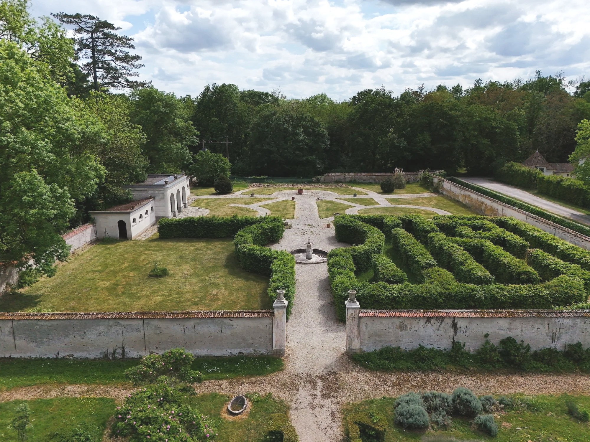 francis-york-18th-century-chateau-60km-from-paris-33.png