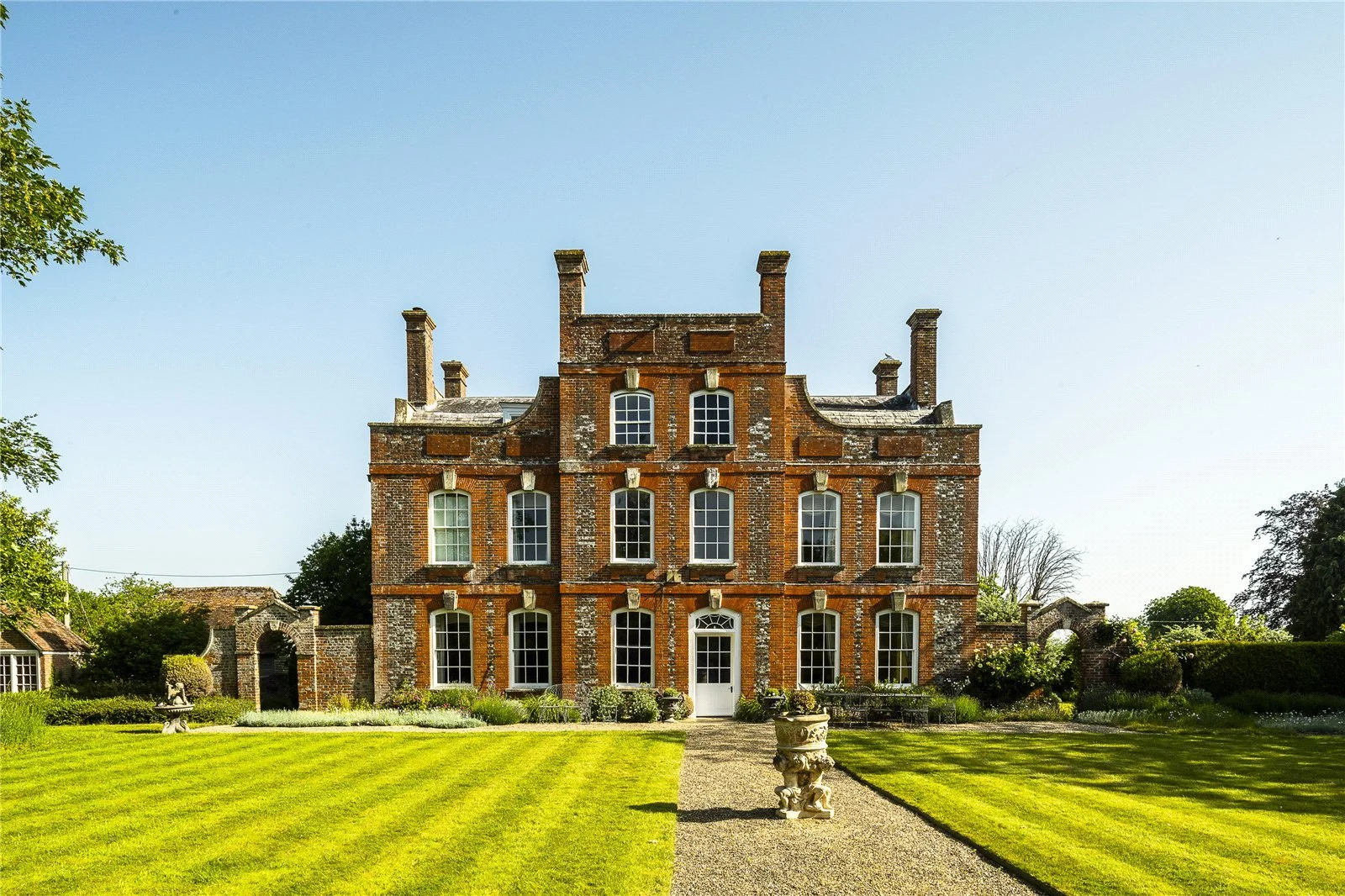 For Sale: A Georgian House in Oxfordshire With a Rare Baroque-Inspired Façade