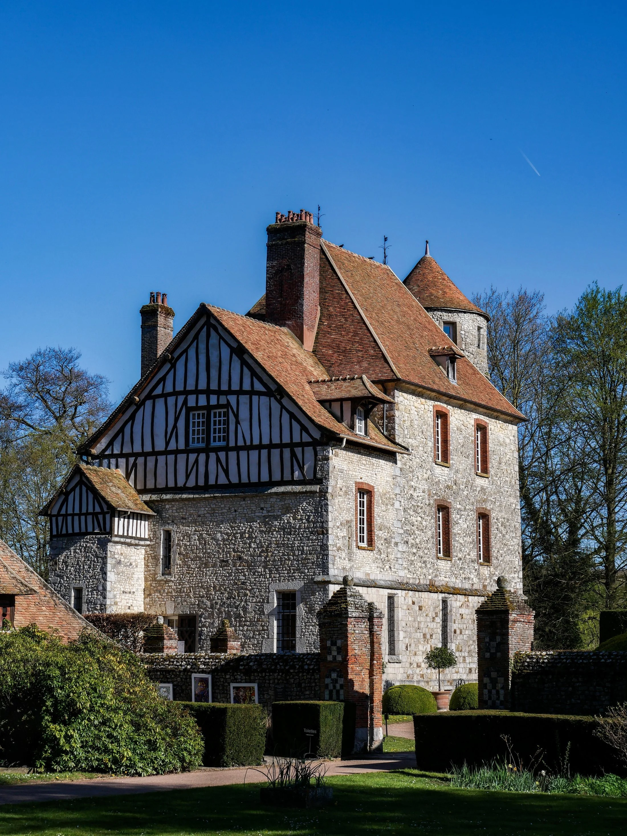 medieval-chateau-normandy-art-centre-denniel-immobilier-4.jpeg