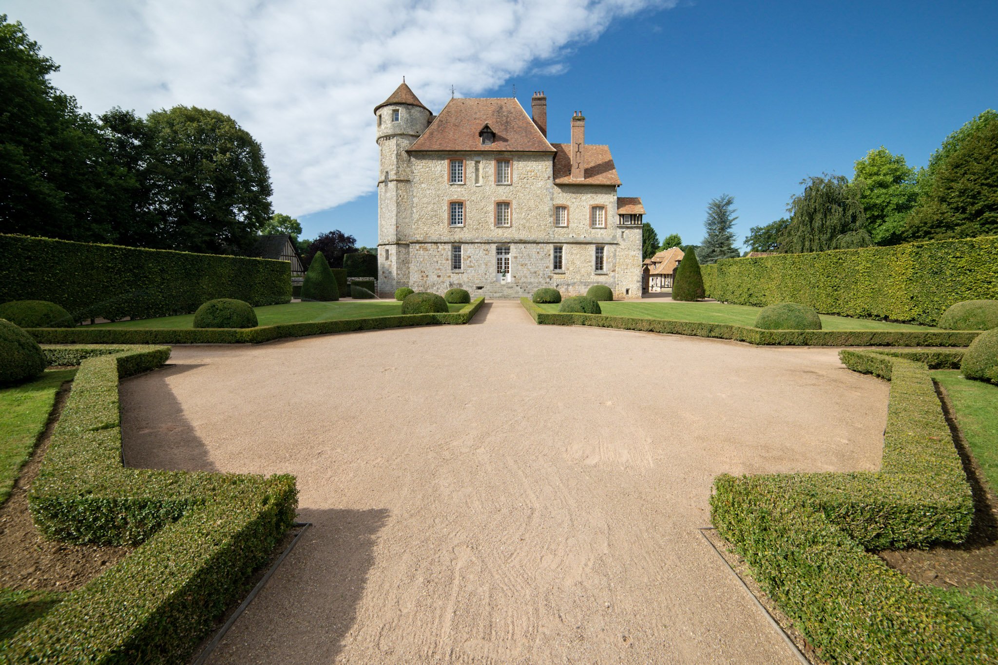 medieval-chateau-normandy-art-centre-denniel-immobilier-12.jpg