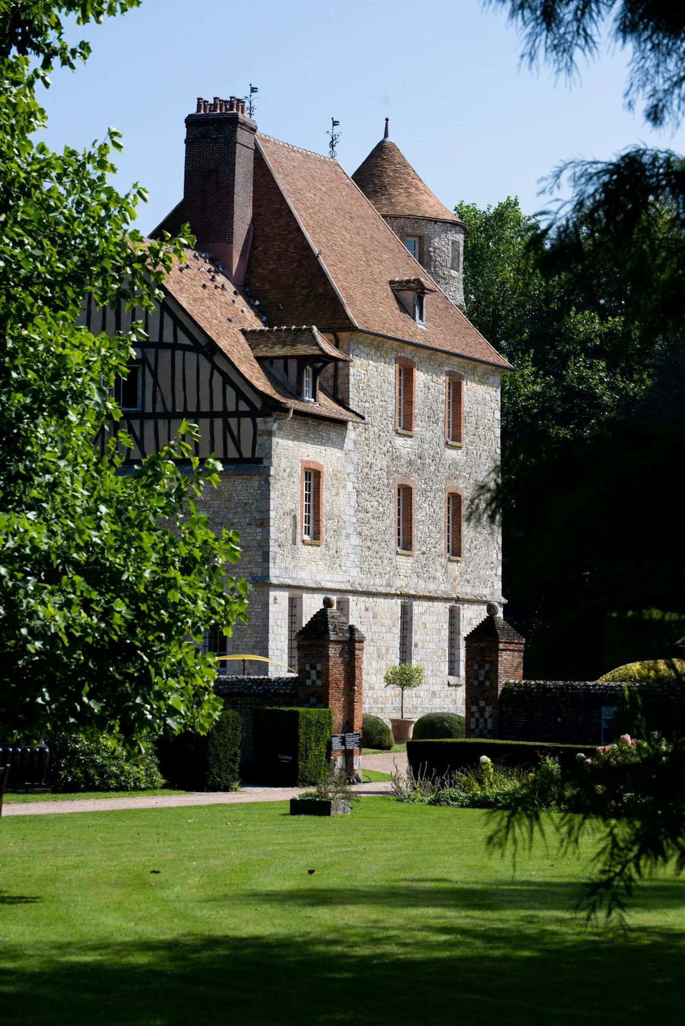 medieval-chateau-normandy-art-centre-denniel-immobilier-14.jpg