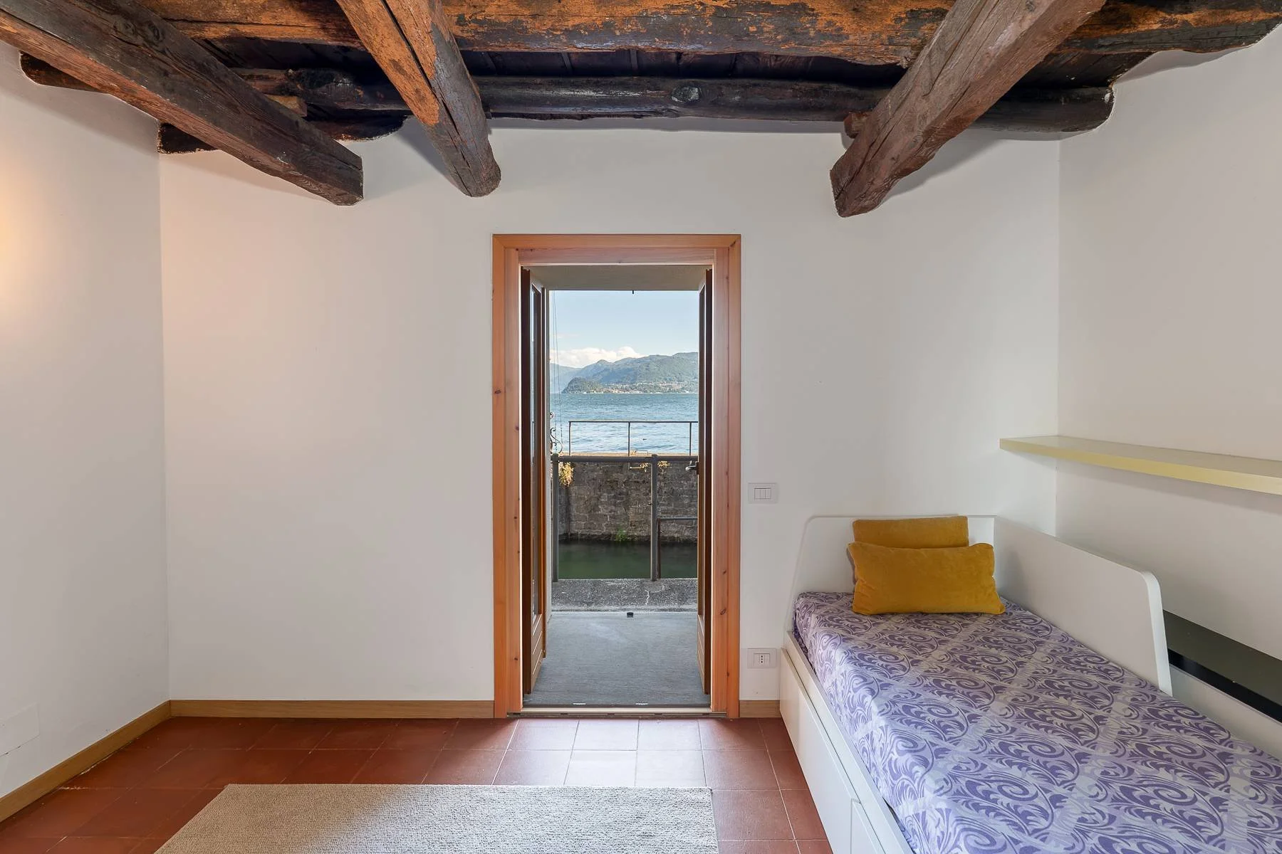 lake-como-james-bond-villa-la-gaeta-apartment-casino-royale-23.jpg