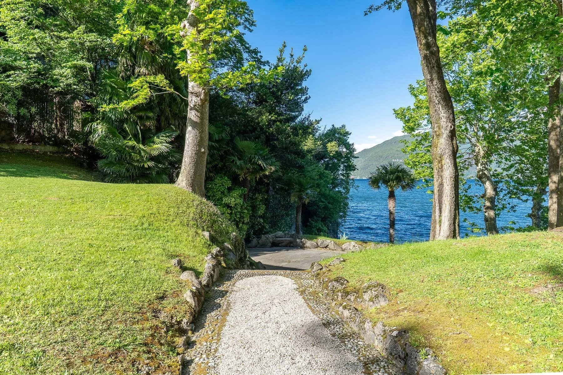 lake-como-james-bond-villa-la-gaeta-apartment-casino-royale-24.jpg