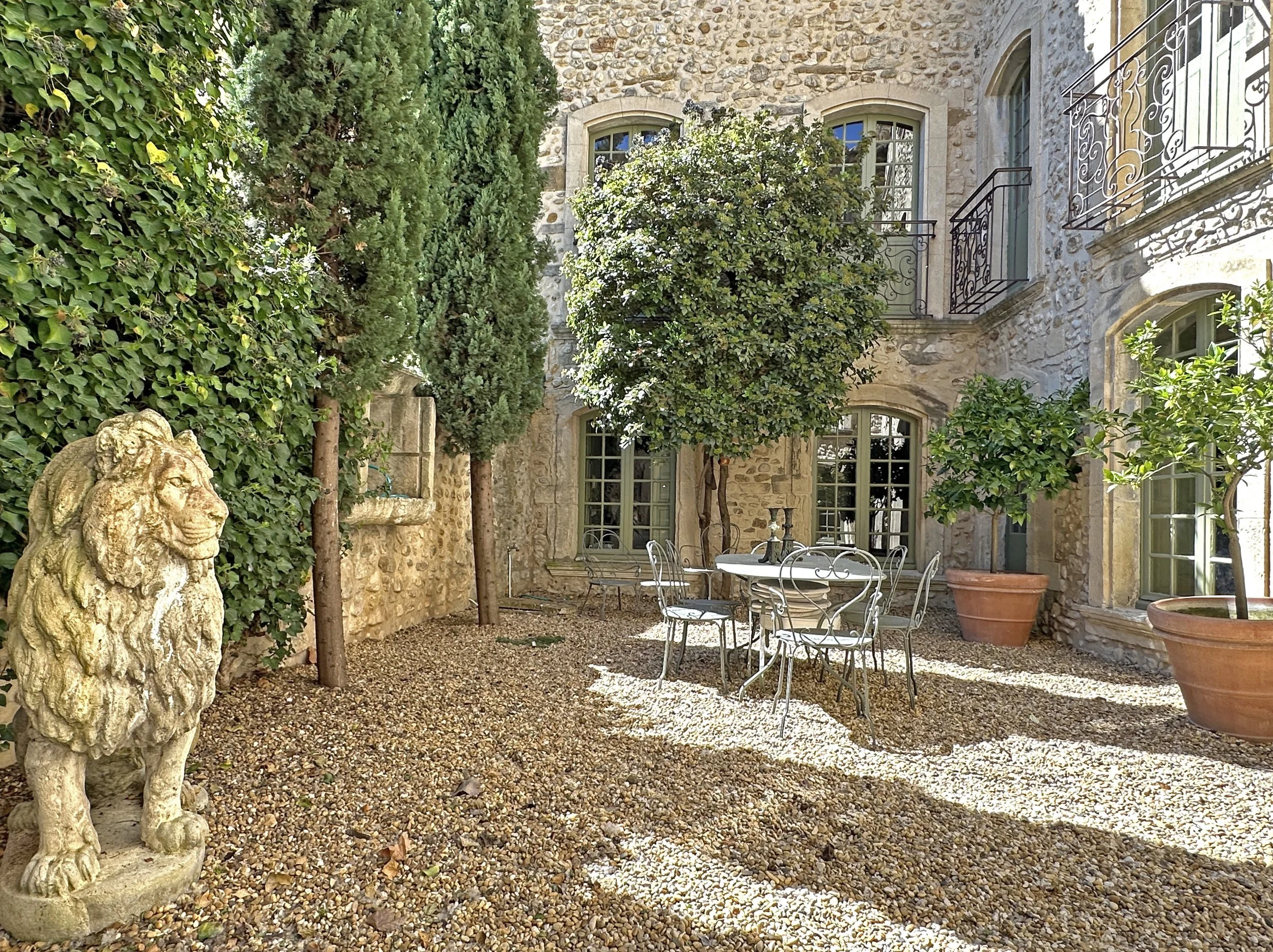 17th-century-private-mansion-provence-enclave-des-papes-emile-garcin-19.jpg