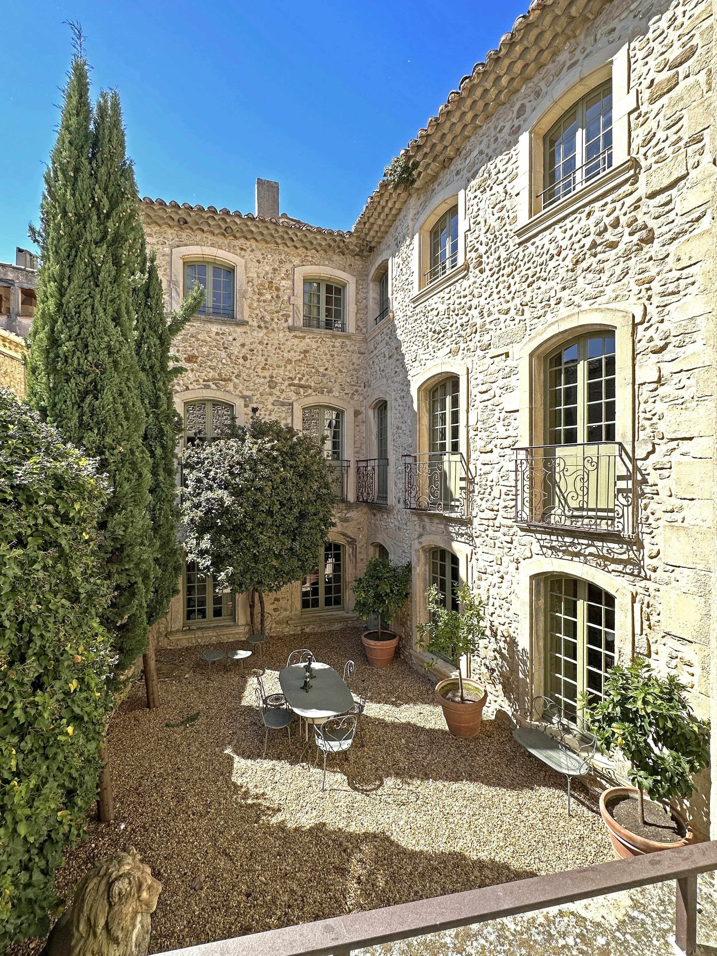 17th-century-private-mansion-provence-enclave-des-papes-emile-garcin-23.jpg