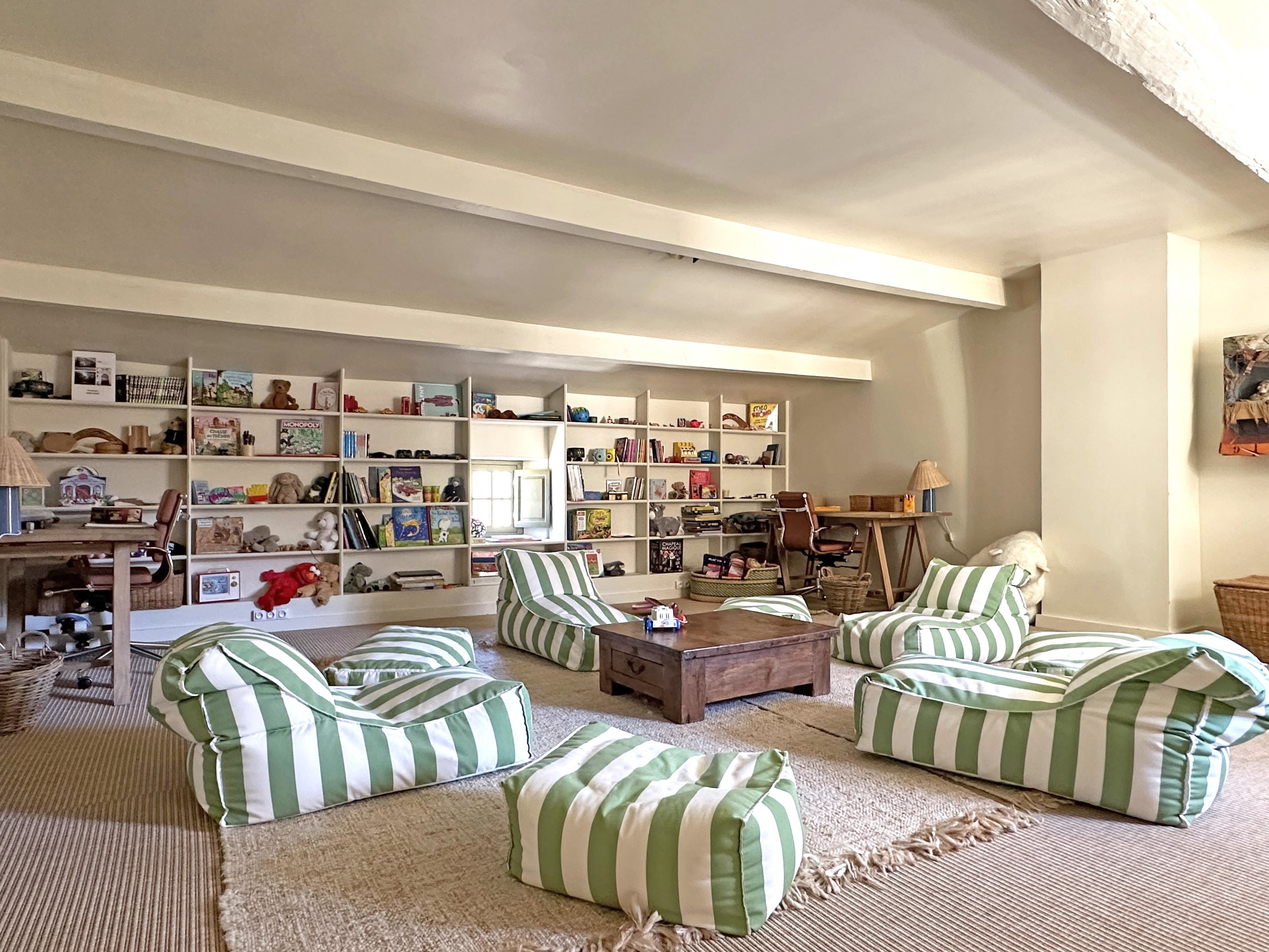 17th-century-private-mansion-provence-enclave-des-papes-emile-garcin-26.jpg
