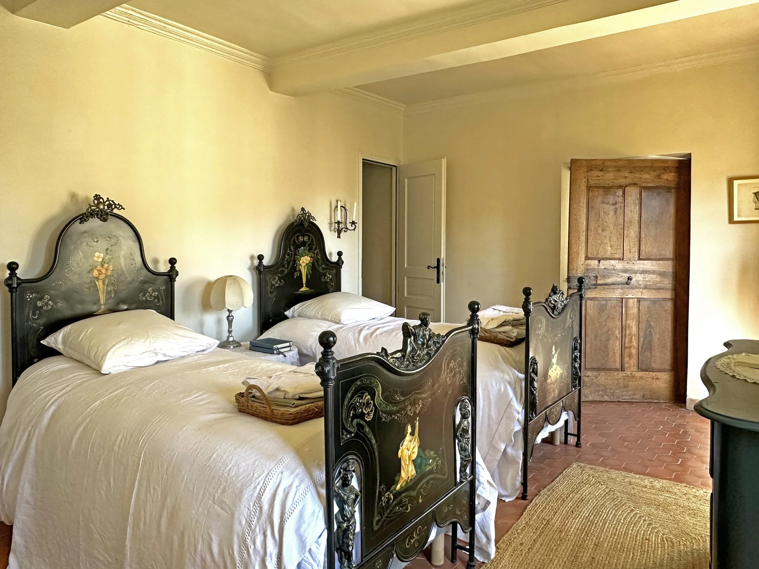 17th-century-private-mansion-provence-enclave-des-papes-emile-garcin-28.jpg
