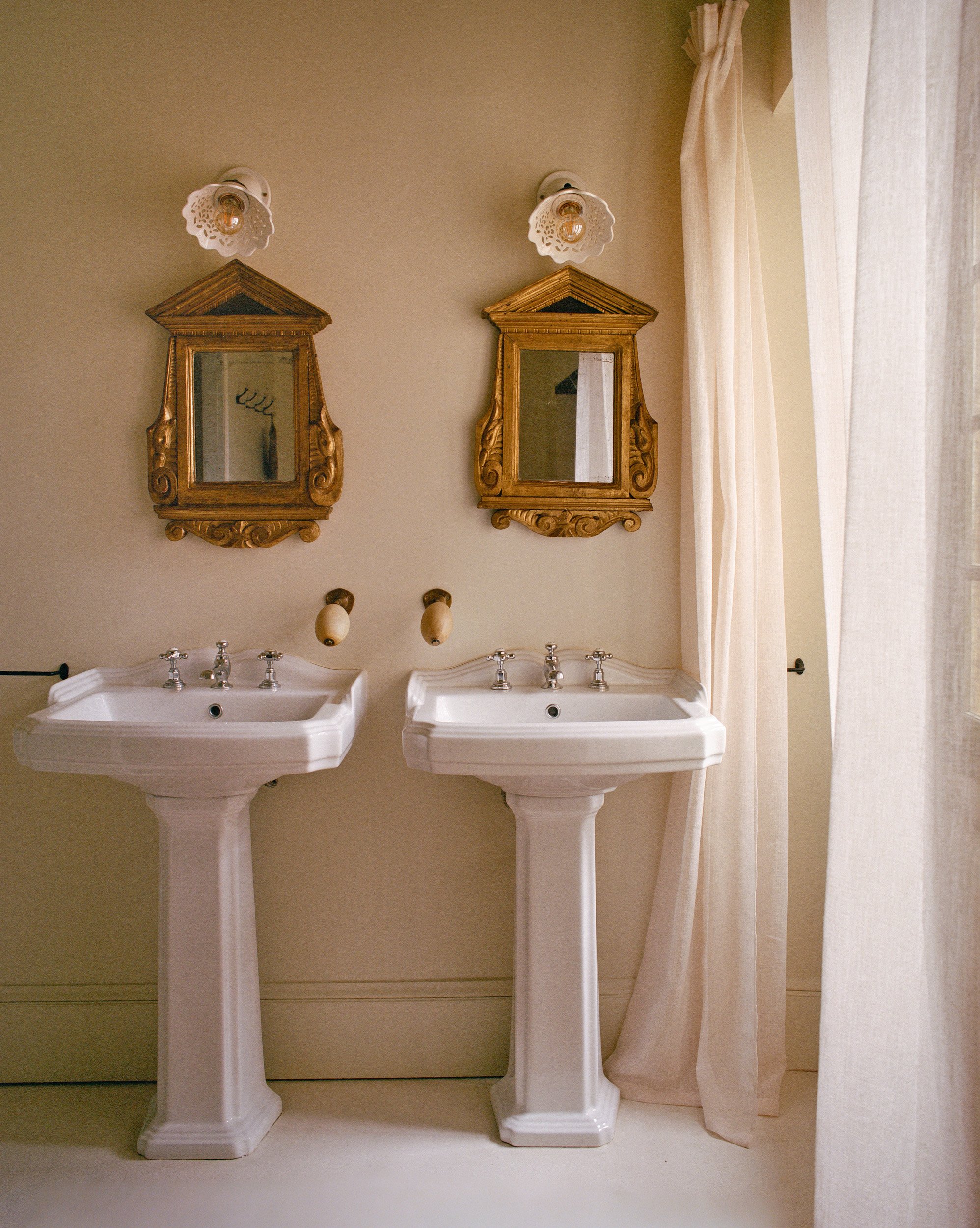 17th-century-private-mansion-provence-enclave-des-papes-emile-garcin-49.jpg