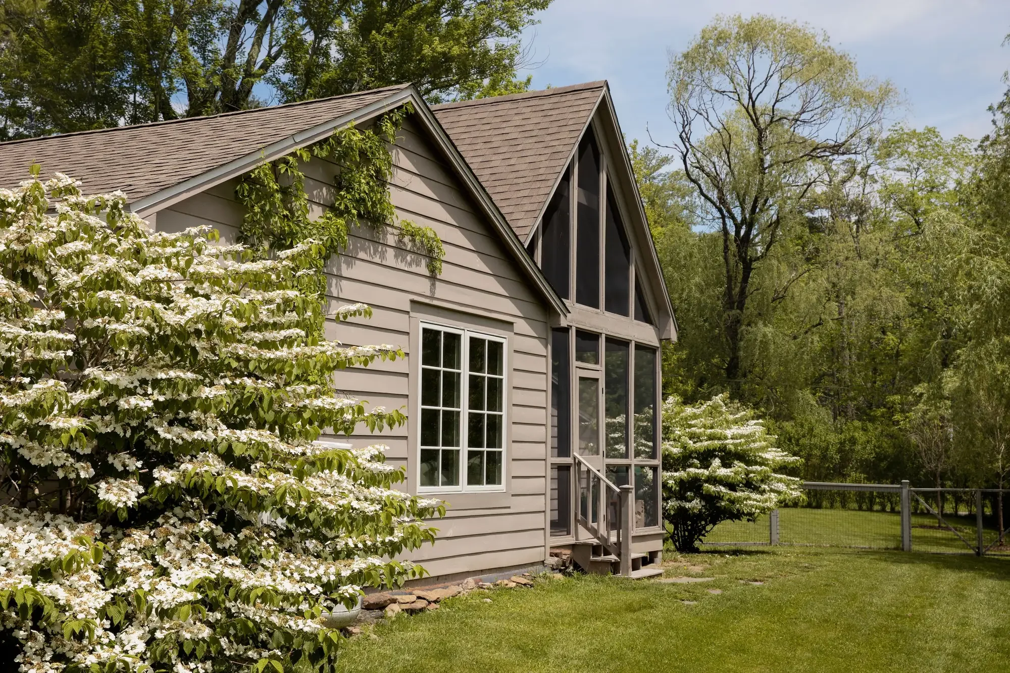 library-lane-artist-retreat-woodstock-ny-for-sale=34.webp