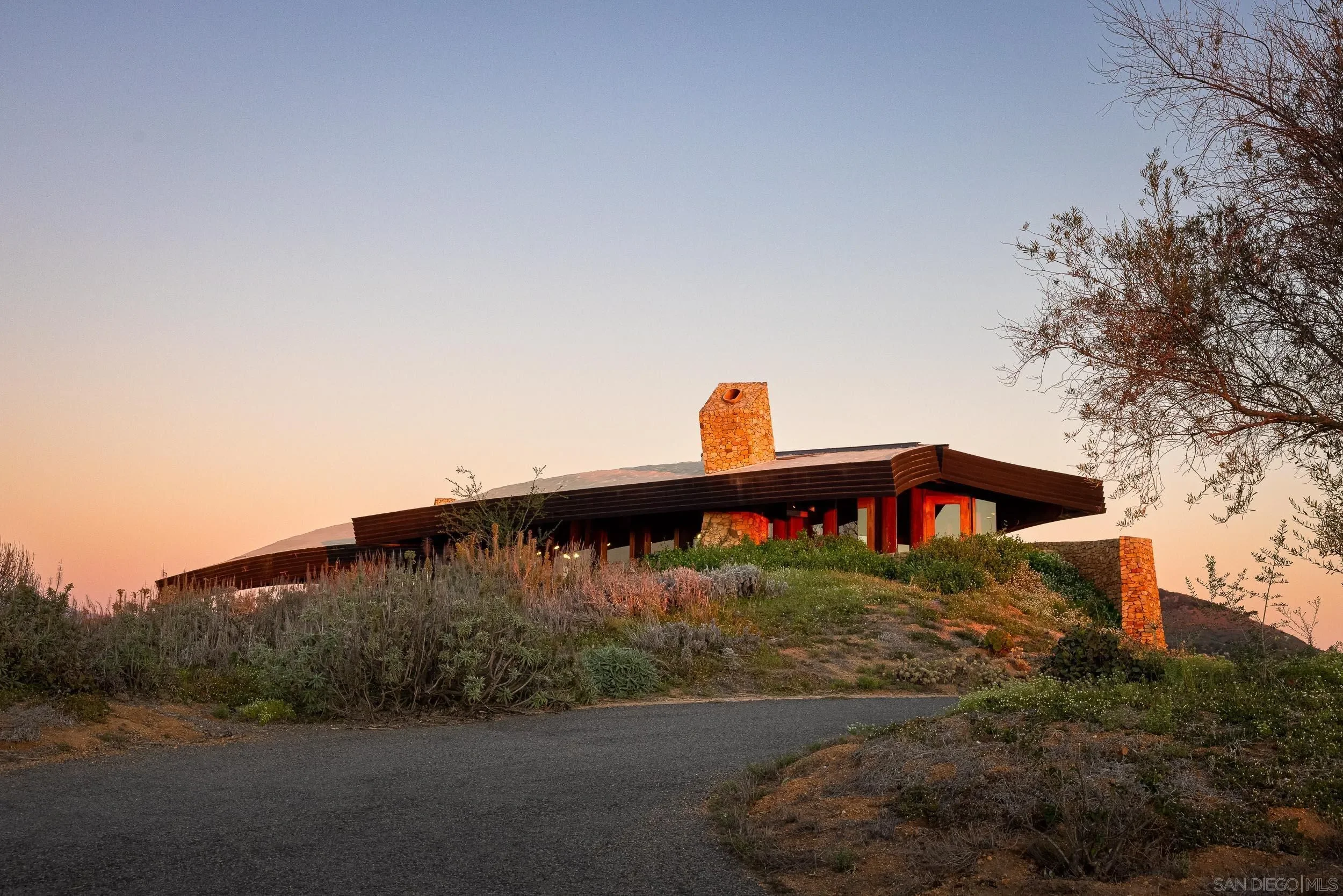 fy-bailey-house-kendrick-bangs-kellogg-valley-center-california-36.webp