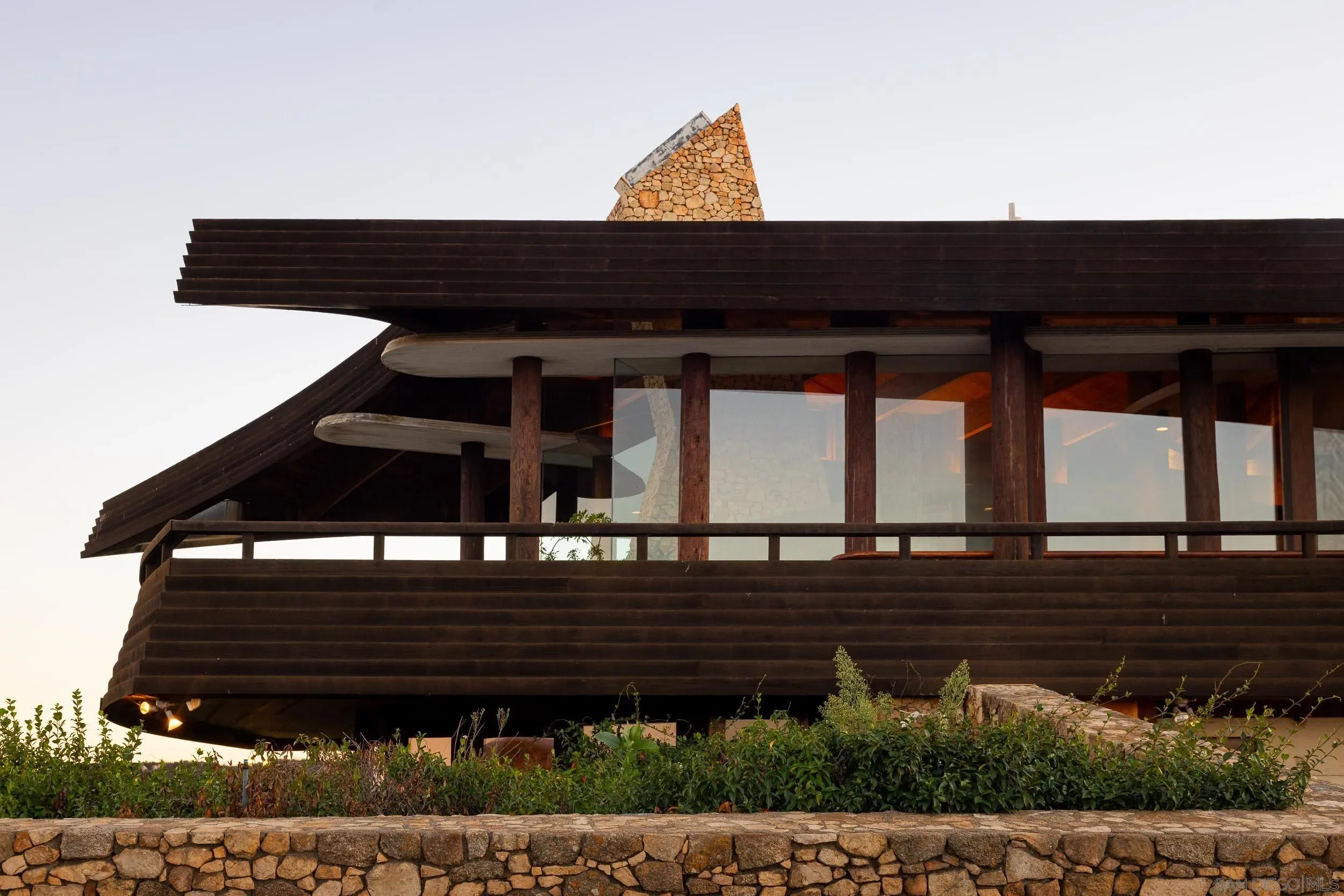 fy-bailey-house-kendrick-bangs-kellogg-valley-center-california-21.webp