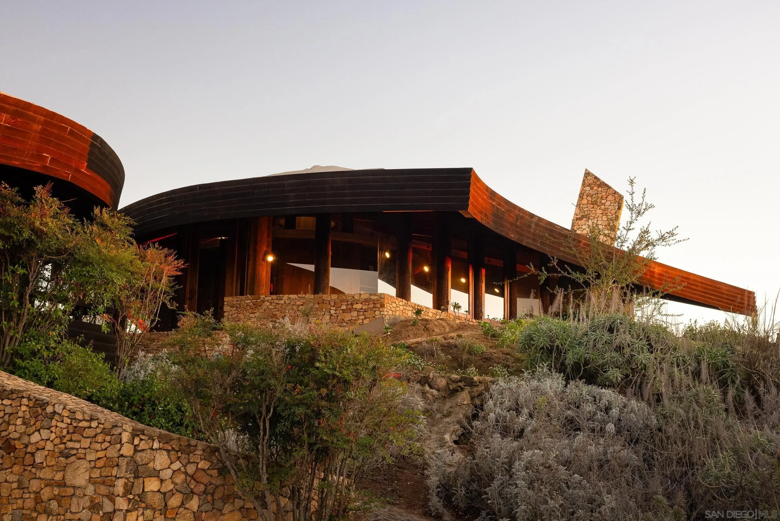 fy-bailey-house-kendrick-bangs-kellogg-valley-center-california-38.webp