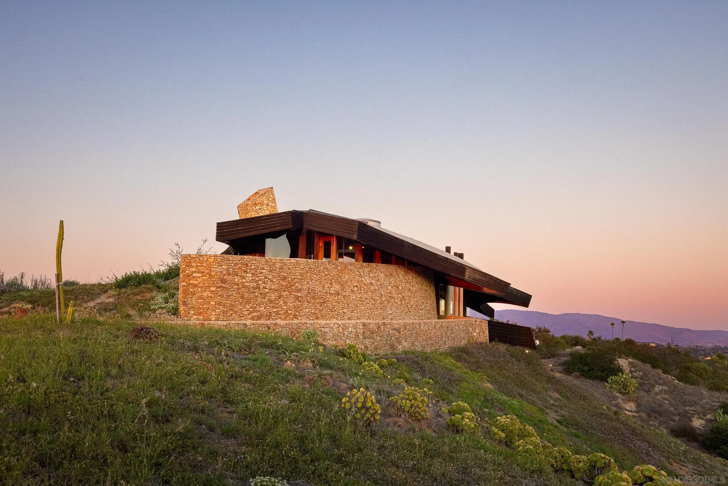 fy-bailey-house-kendrick-bangs-kellogg-valley-center-california-19.webp