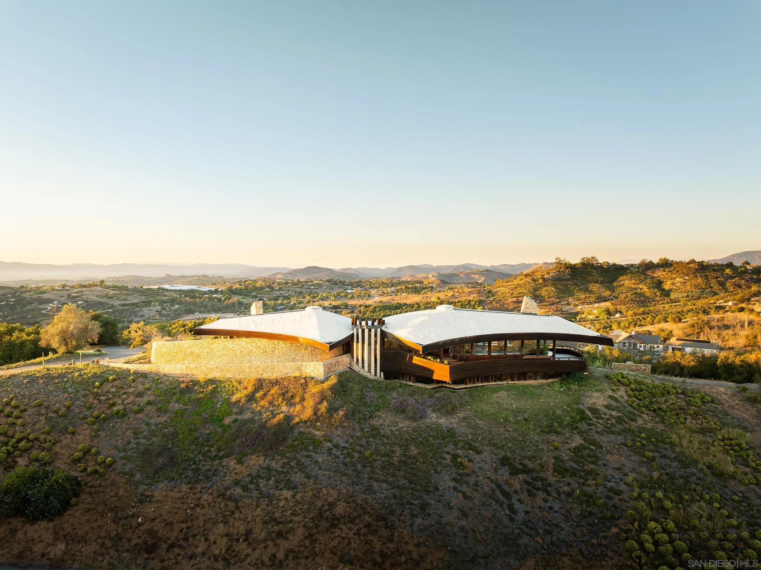 fy-bailey-house-kendrick-bangs-kellogg-valley-center-california-13.webp
