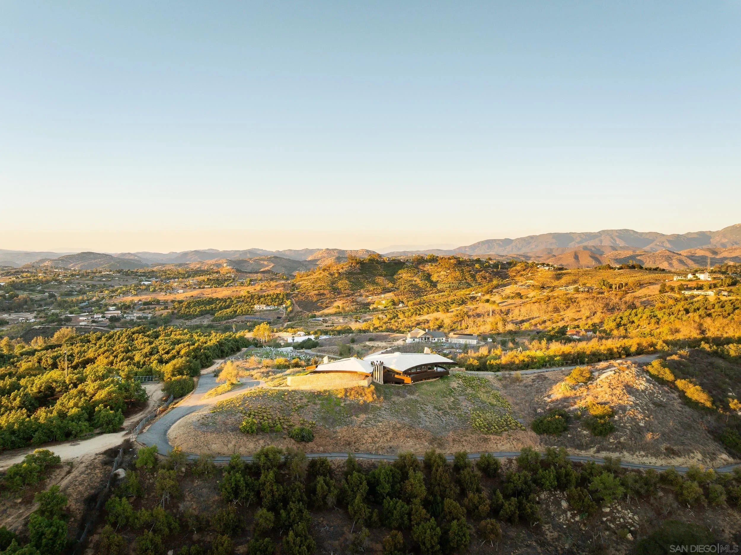 fy-bailey-house-kendrick-bangs-kellogg-valley-center-california-10.webp