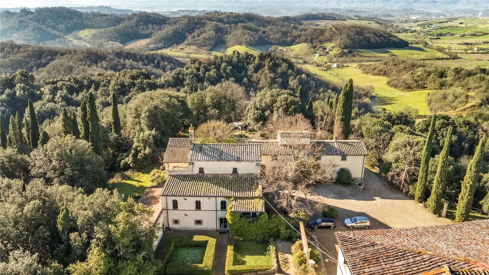 FY-tenuta-poggitazzi-arezzo-tuscany-estate-15th-century-villa-vineyards-agriturismo-8.jpg