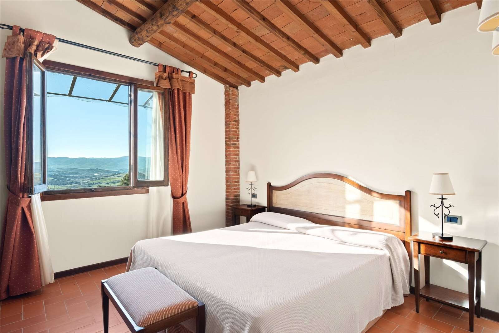 FY-tenuta-poggitazzi-arezzo-tuscany-estate-15th-century-villa-vineyards-agriturismo-30.jpg