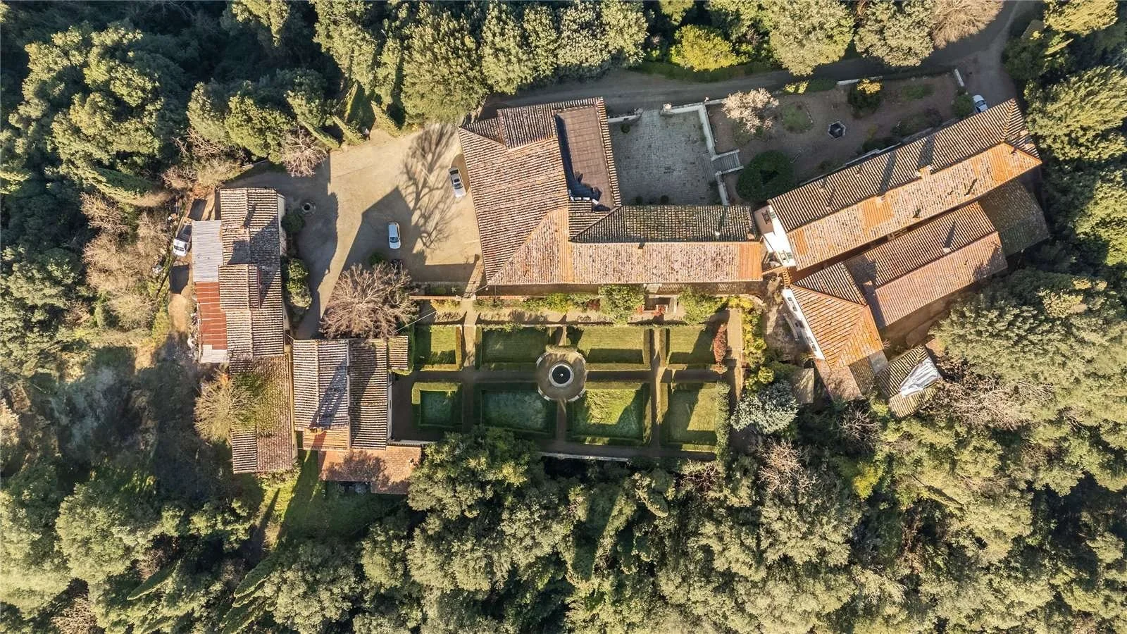 FY-tenuta-poggitazzi-arezzo-tuscany-estate-15th-century-villa-vineyards-agriturismo-5.jpg