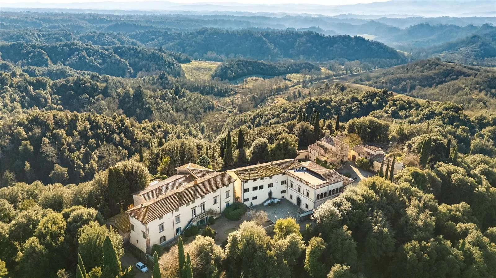 FY-tenuta-poggitazzi-arezzo-tuscany-estate-15th-century-villa-vineyards-agriturismo-4.jpg