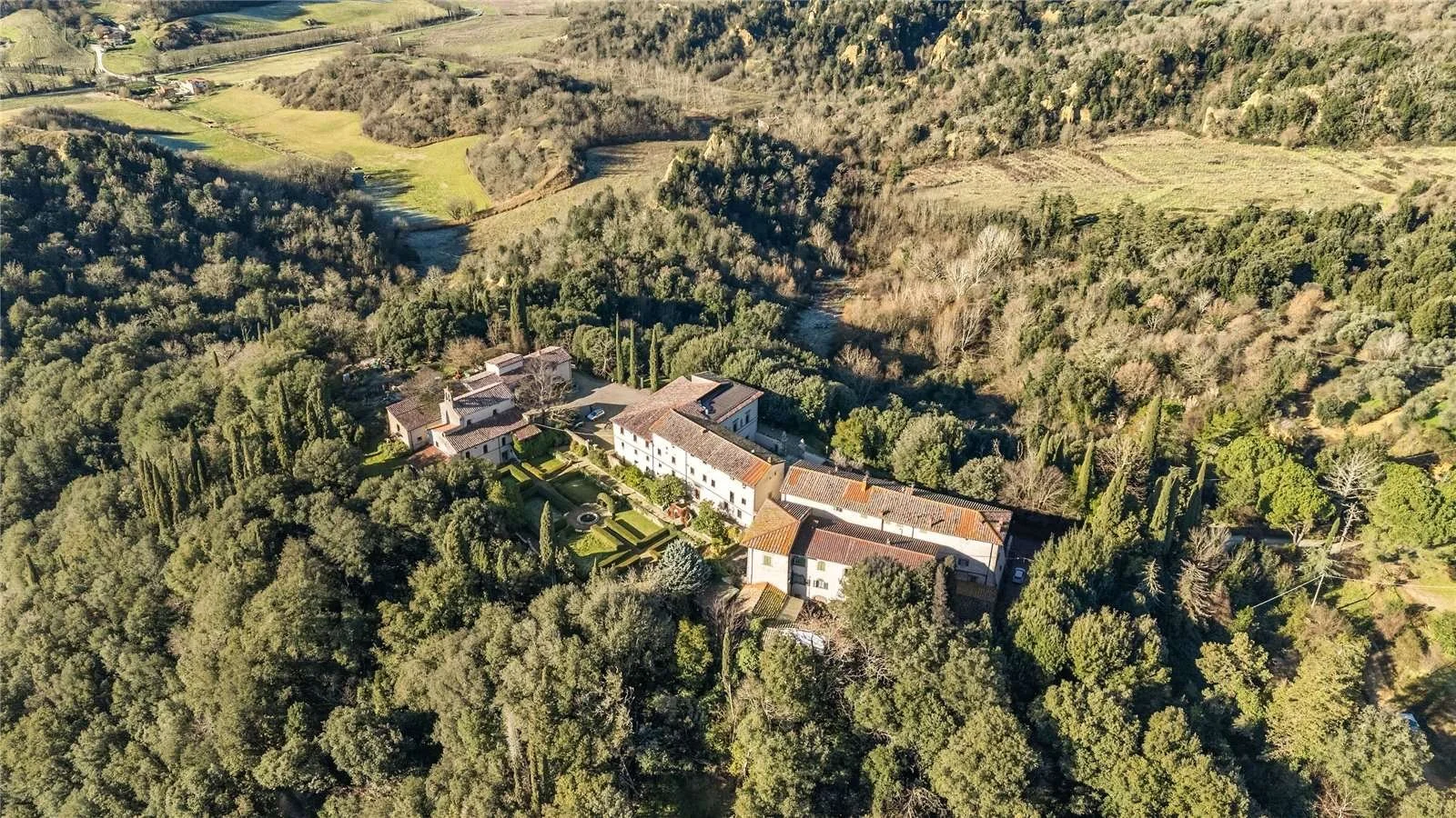 FY-tenuta-poggitazzi-arezzo-tuscany-estate-15th-century-villa-vineyards-agriturismo-3.jpg
