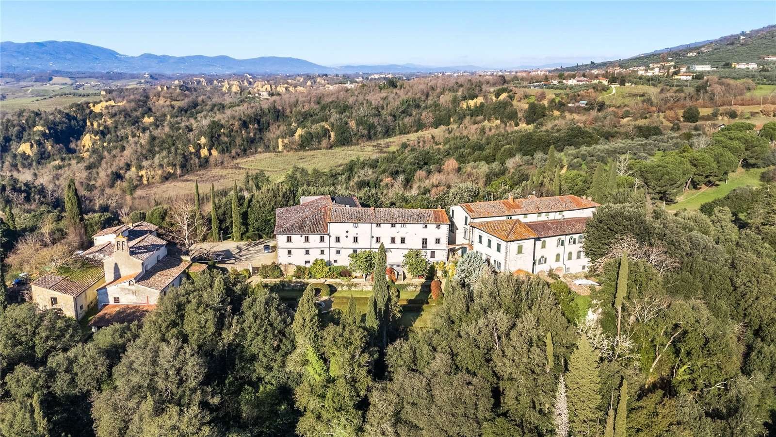 FY-tenuta-poggitazzi-arezzo-tuscany-estate-15th-century-villa-vineyards-agriturismo-2.jpg