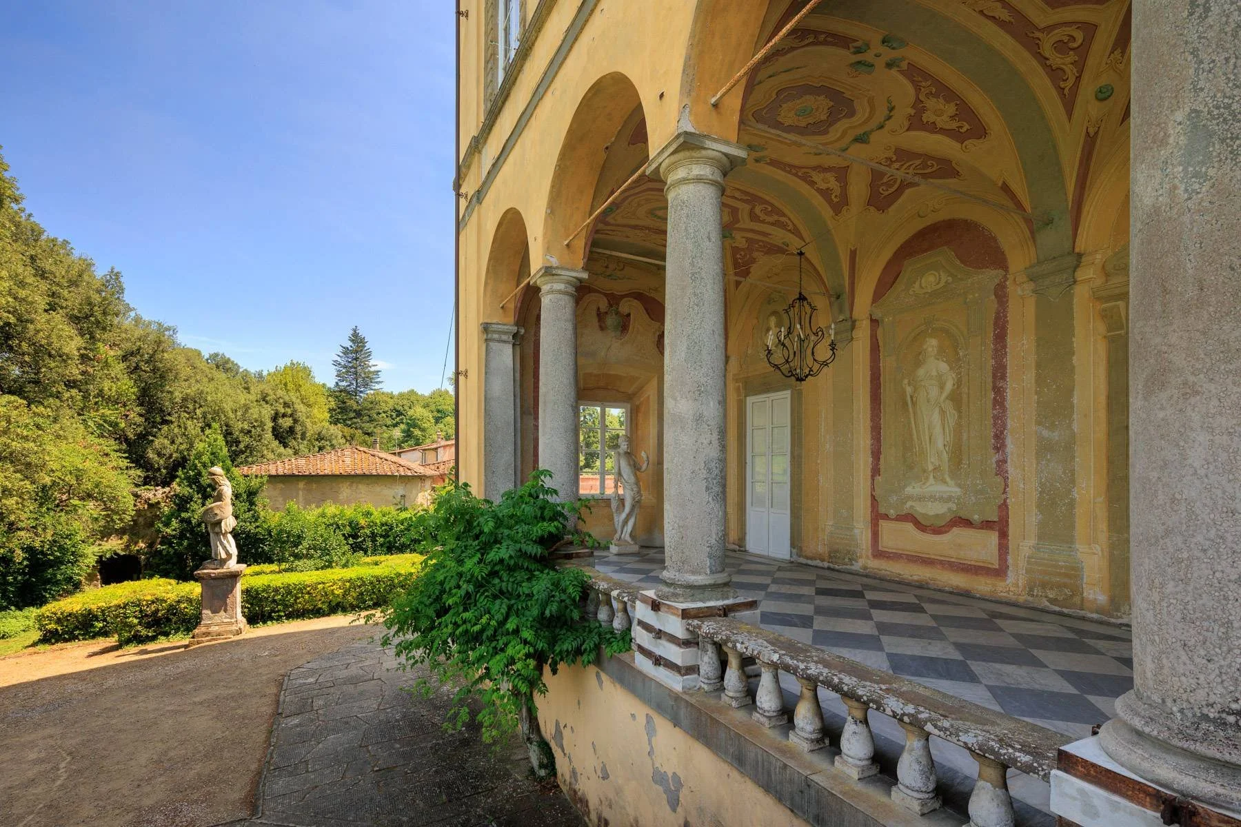 francis-york-renaissance-villa-near-lucca-for-sale-8.jpg