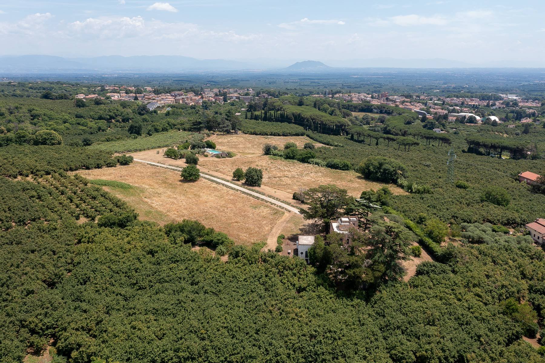 francis-york-torre-del-falco-restored-farmhouse-ronciglione-italy-11.jpg
