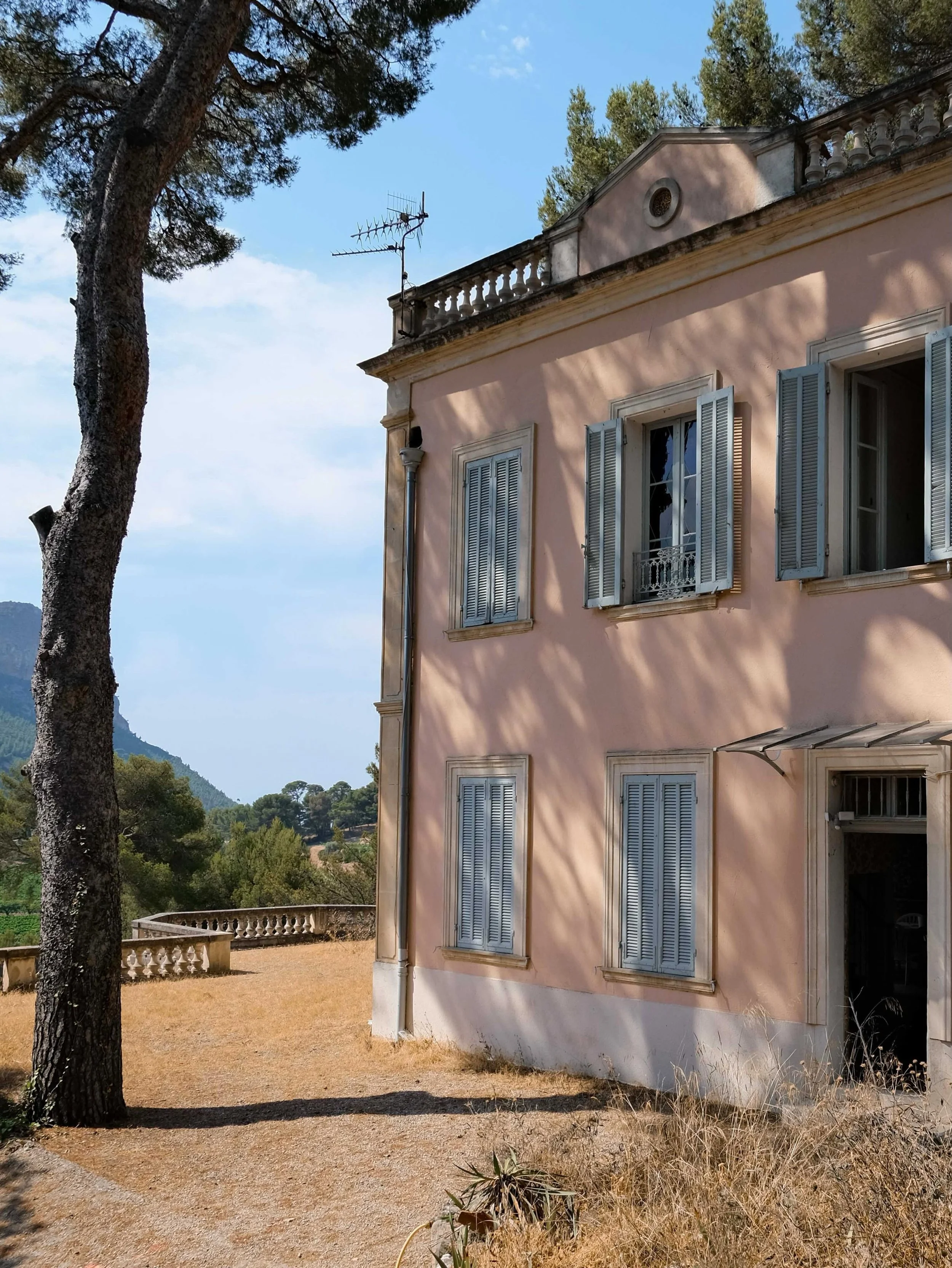 francis-york-pink-18th-century-bastide-cassis-french-riviera-2.jpg