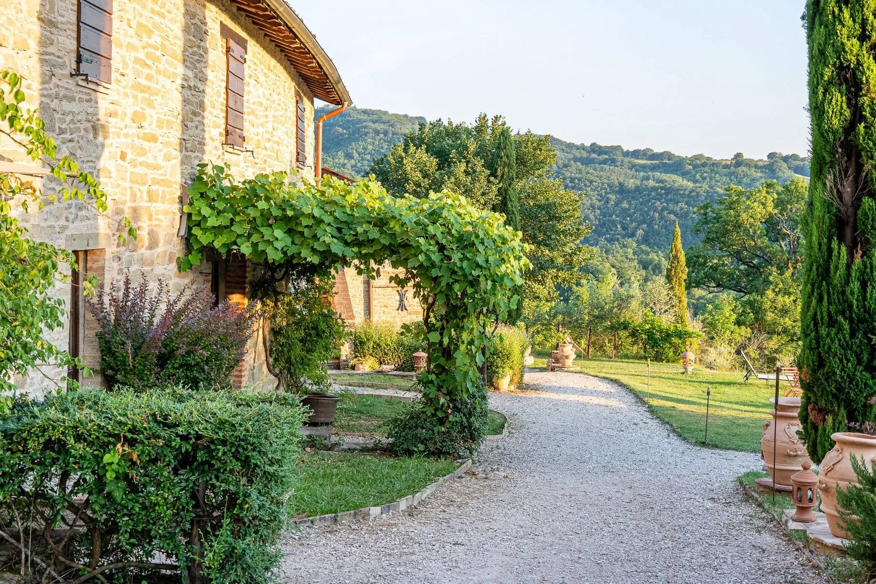 francis-york-17-acre-farm-estate-umbria-lake-valfabbrica-for-sale-14.jpg