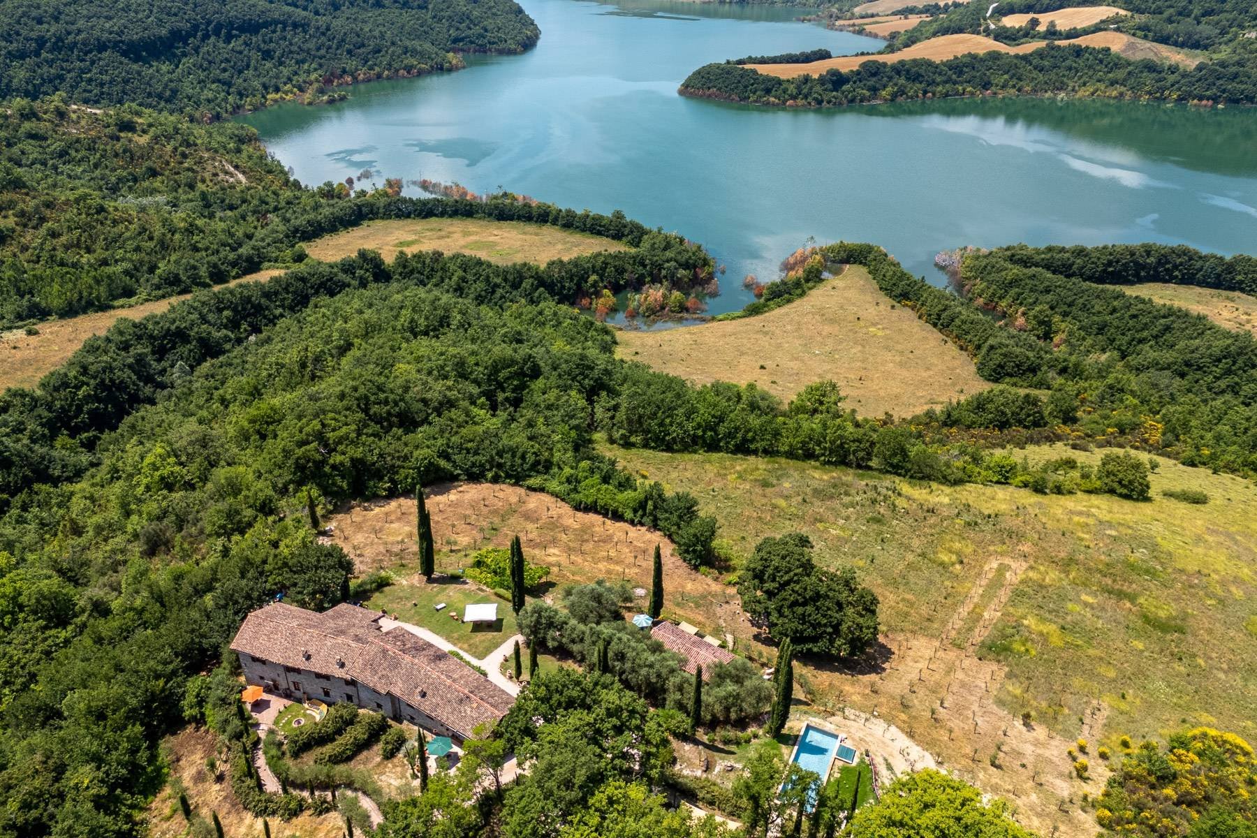 francis-york-17-acre-farm-estate-umbria-lake-valfabbrica-for-sale-16.jpg