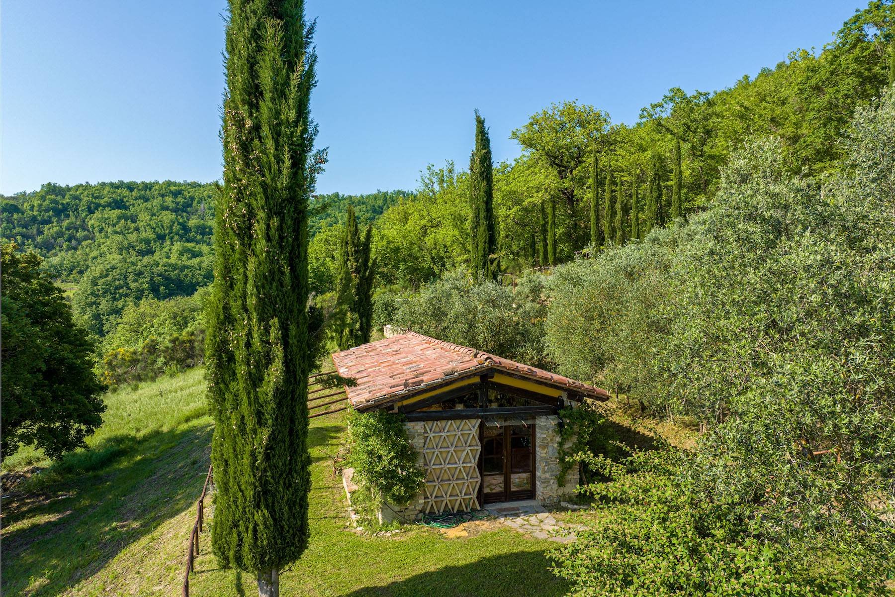 francis-york-17-acre-farm-estate-umbria-lake-valfabbrica-for-sale-39.jpg