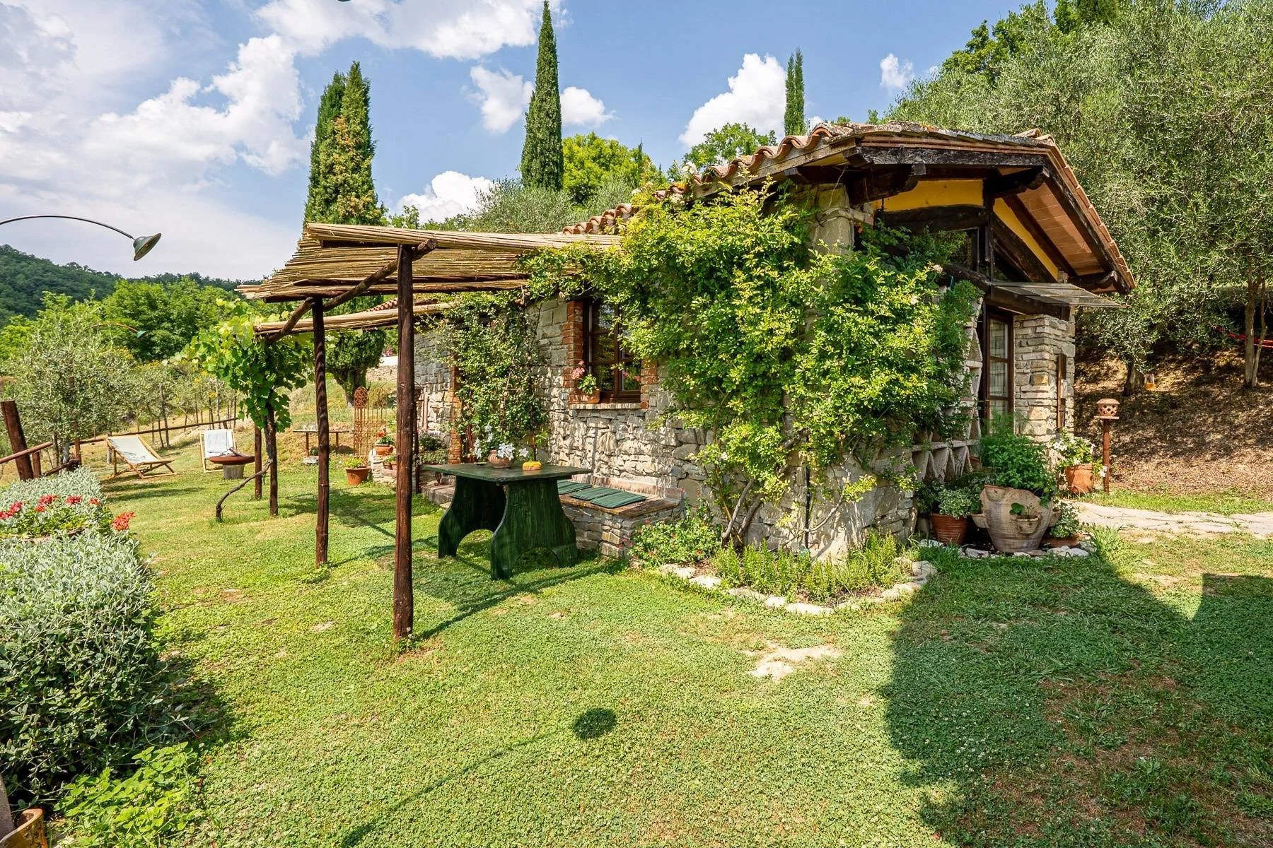 francis-york-17-acre-farm-estate-umbria-lake-valfabbrica-for-sale-3.jpg