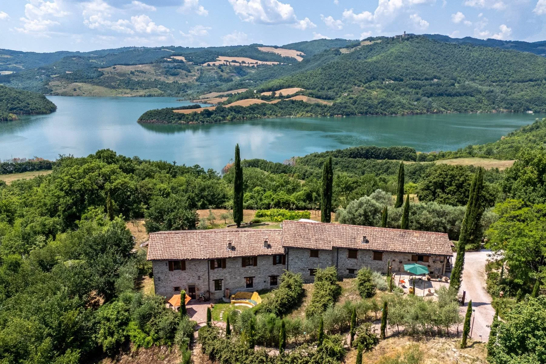 francis-york-17-acre-farm-estate-umbria-lake-valfabbrica-for-sale-17.jpg